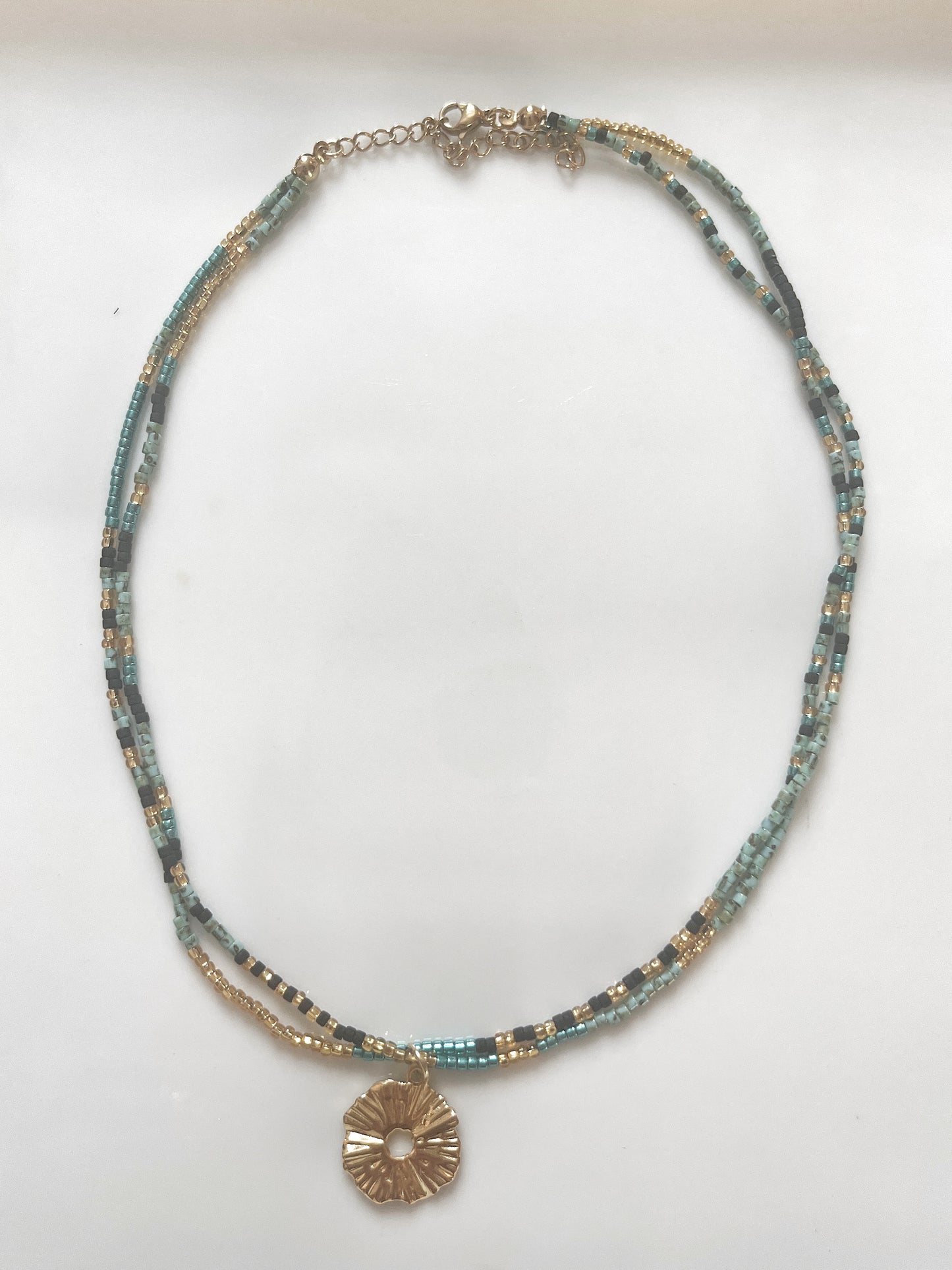 Collier de perle de verre et pendentif soleil en acier inoxydable