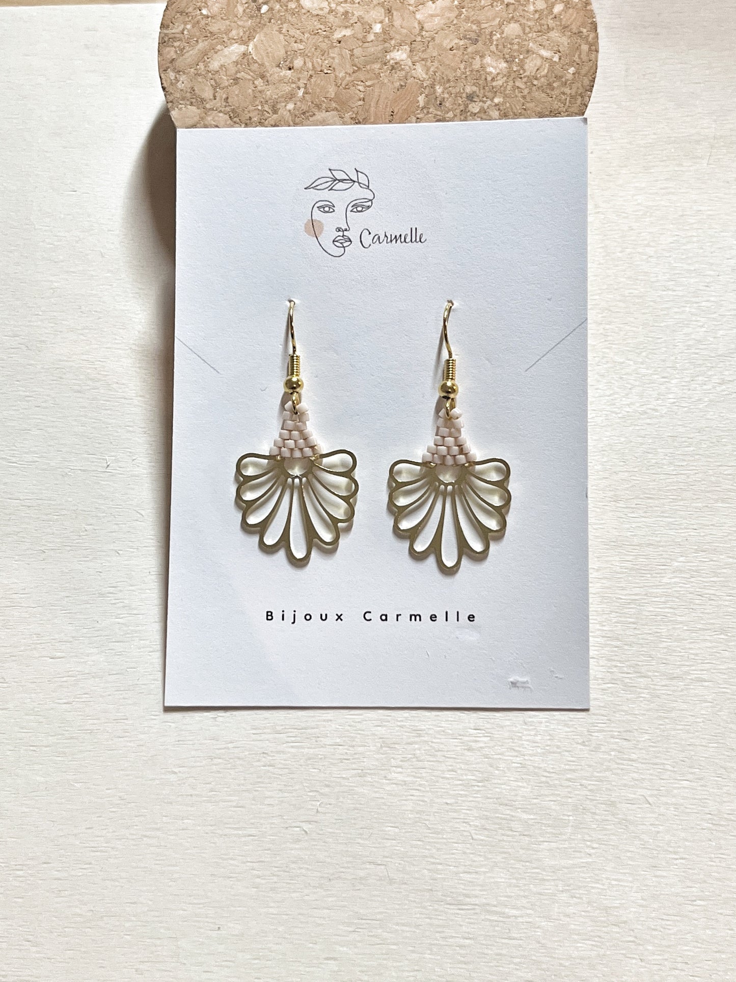 Boucles d’oreilles petites fleurs en perles de verre.