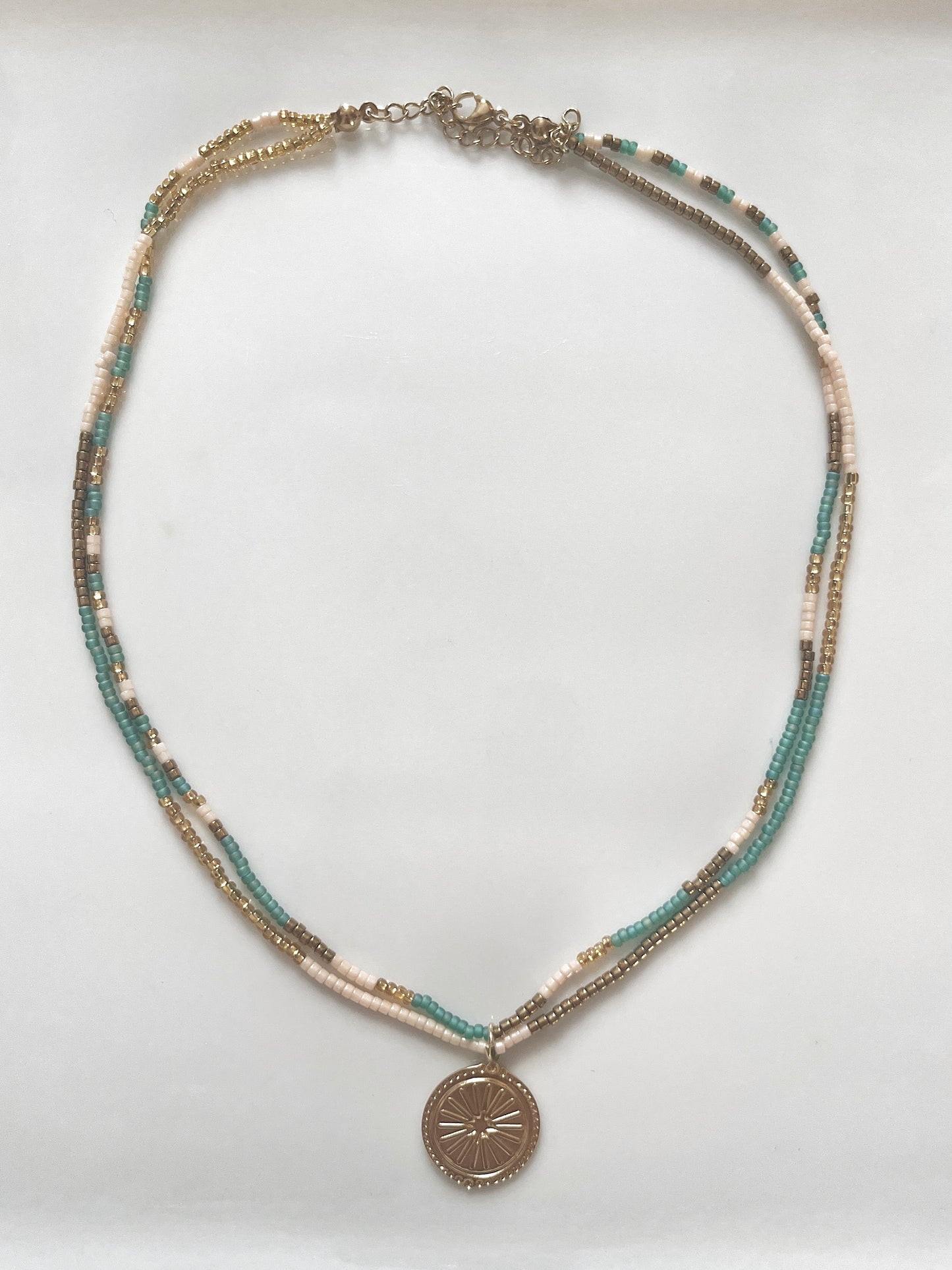 Collier en perle de verre et pendentif soleil en acier inoxydable