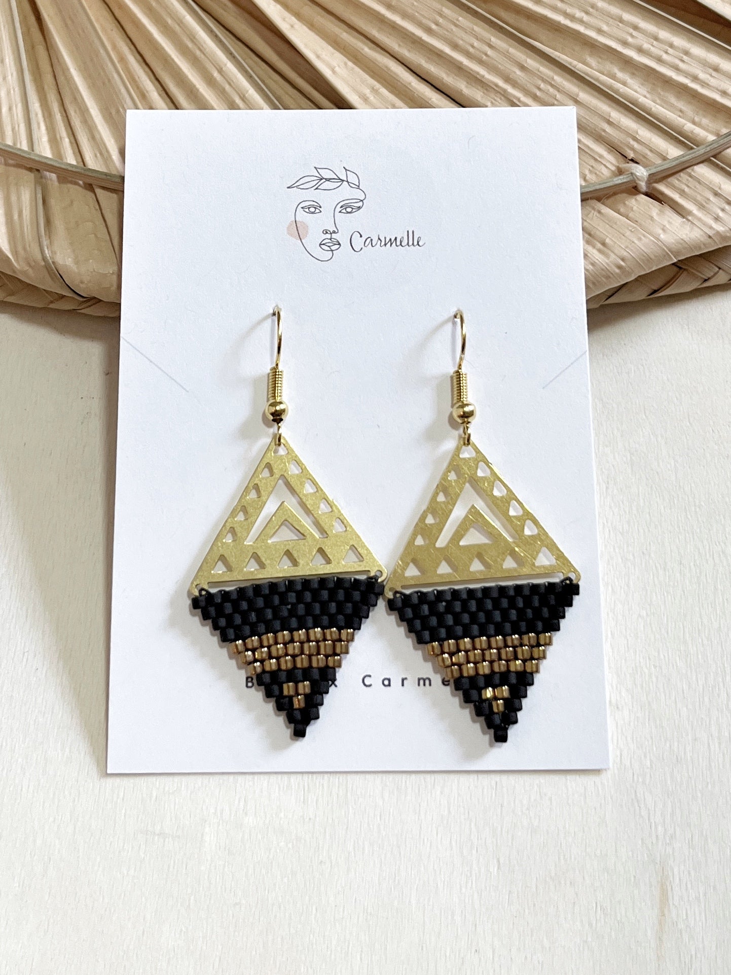 Boucles d’oreilles ethniques et bohèmes.
