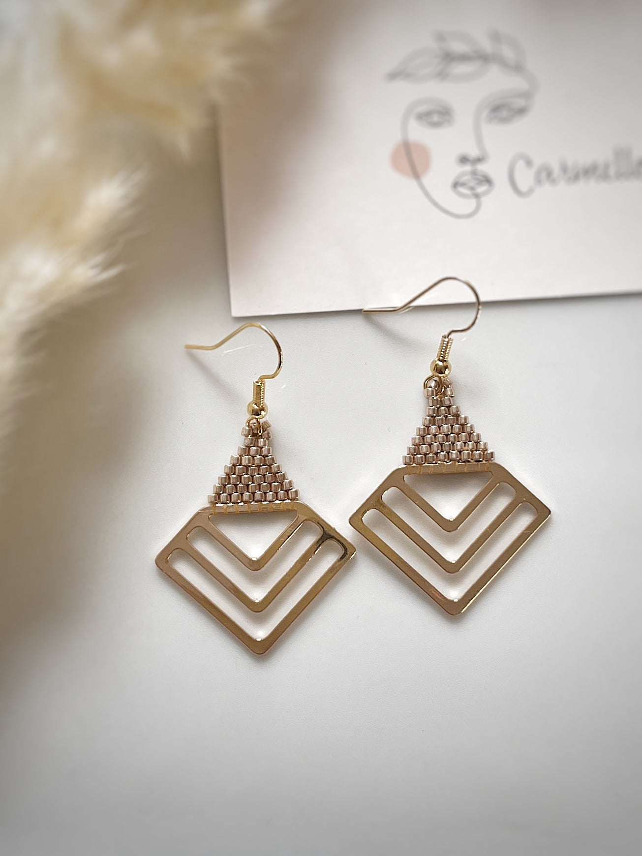 Boucle d’oreille géométriques en perles de verre.
