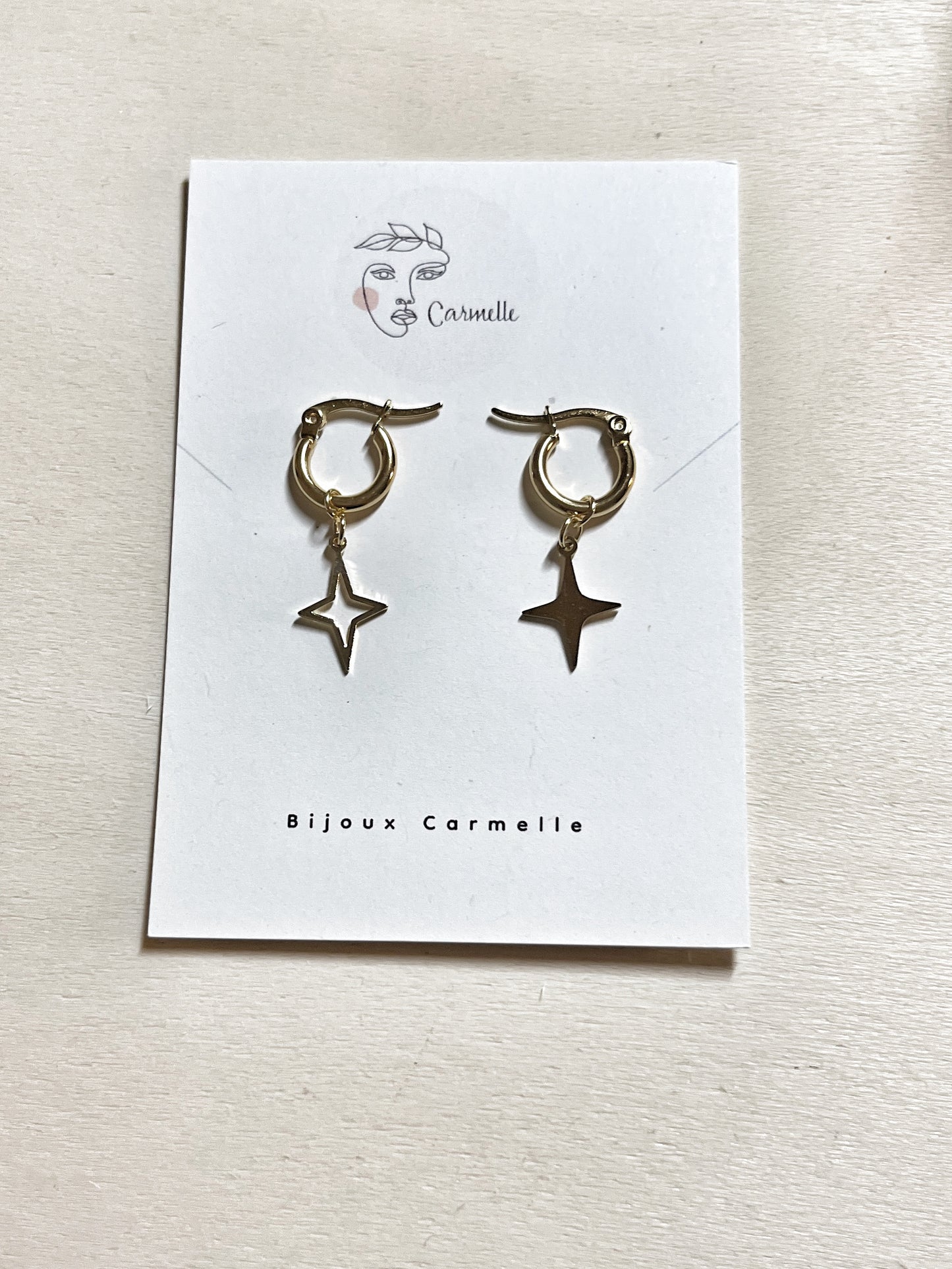 Mix and match. Boucles d’oreilles dépareillées en acier inoxydable avec étoiles pleines et vides.