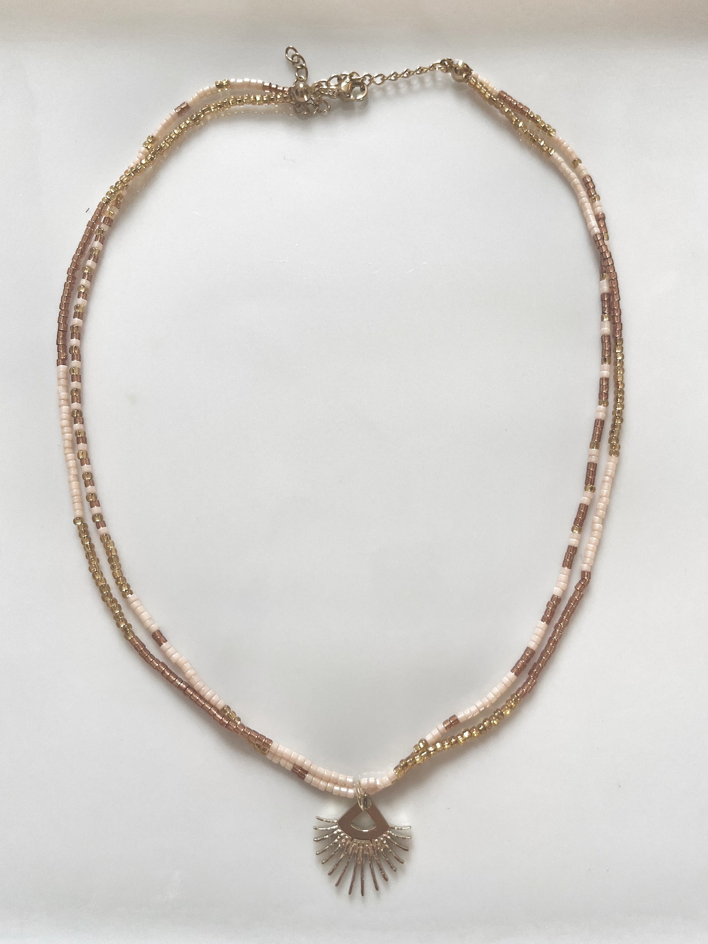 Collier en perle de verre et pendentif en acier inoxydable