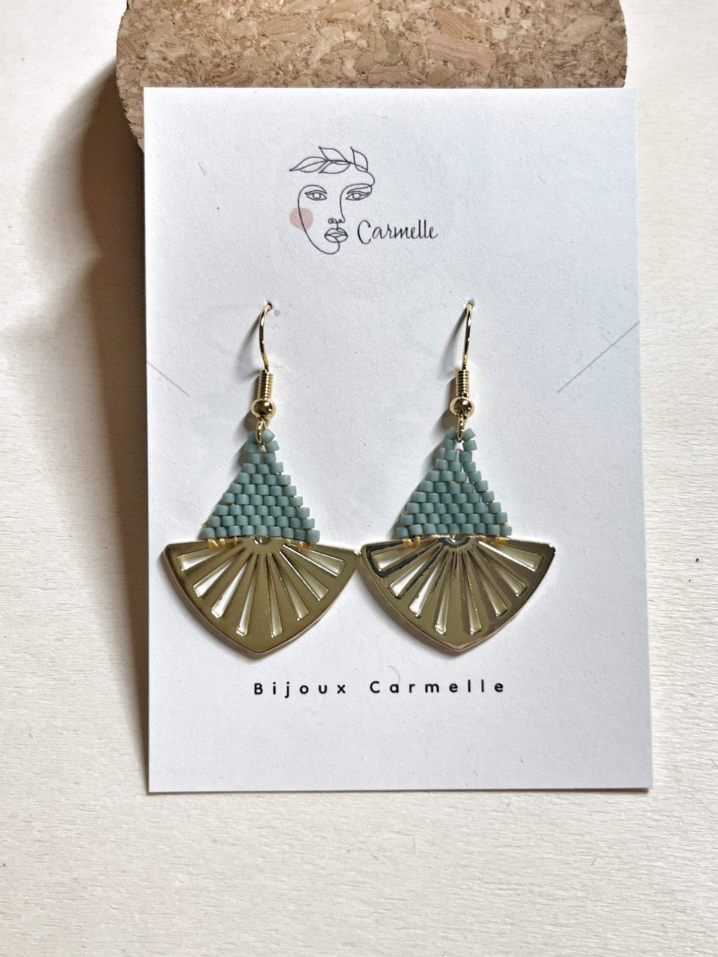 Boucles d’oreilles ethniques et bohèmes.