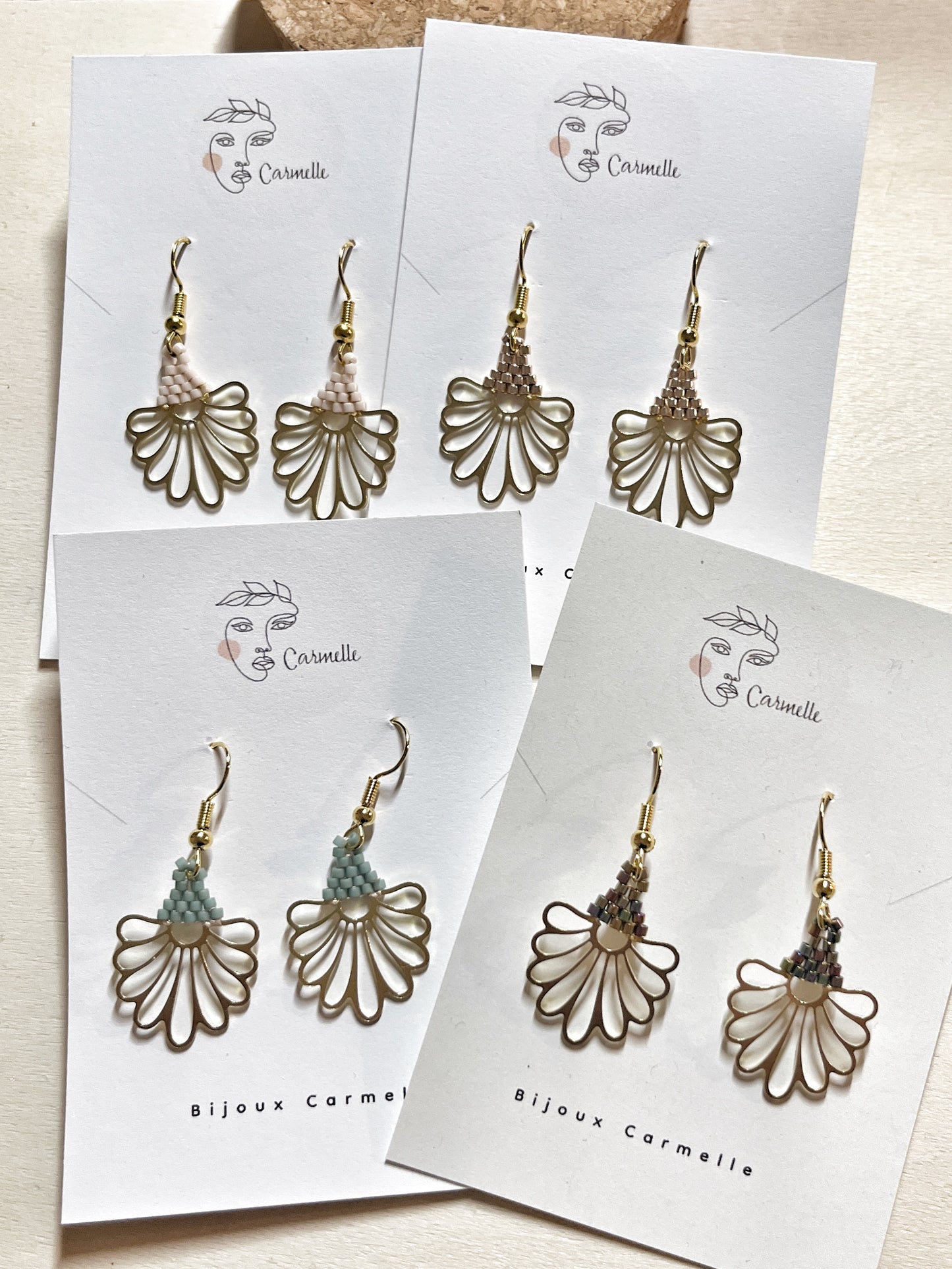 Boucles d’oreilles petites fleurs en perles de verre.