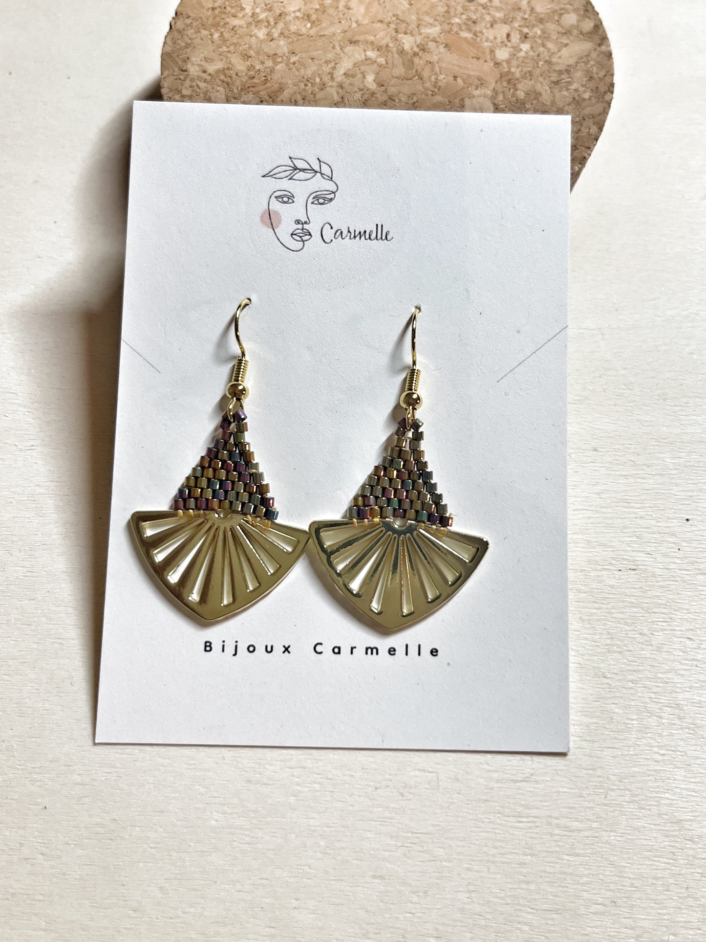 Boucles d’oreilles ethniques et bohèmes.