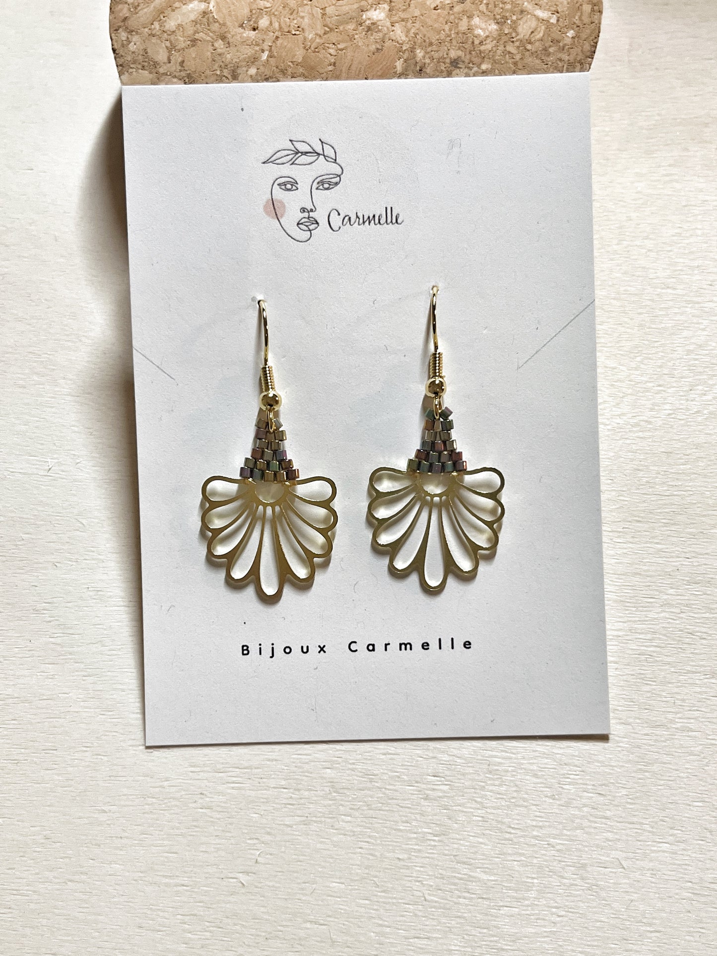 Boucles d’oreilles petites fleurs en perles de verre.