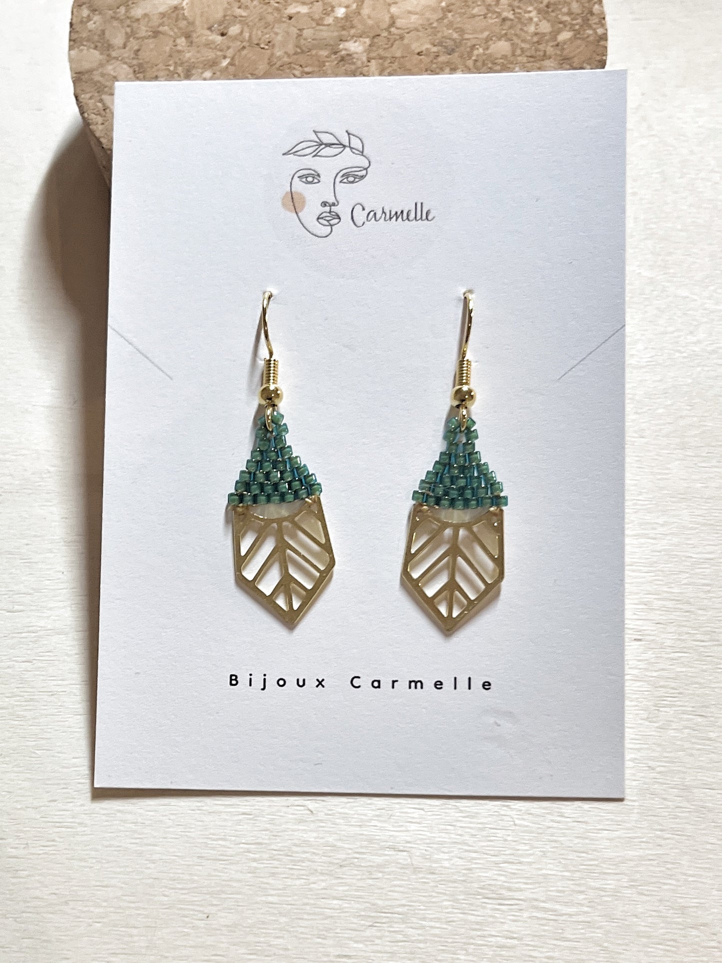 Boucles d’oreilles petites feuilles en perles de verre.