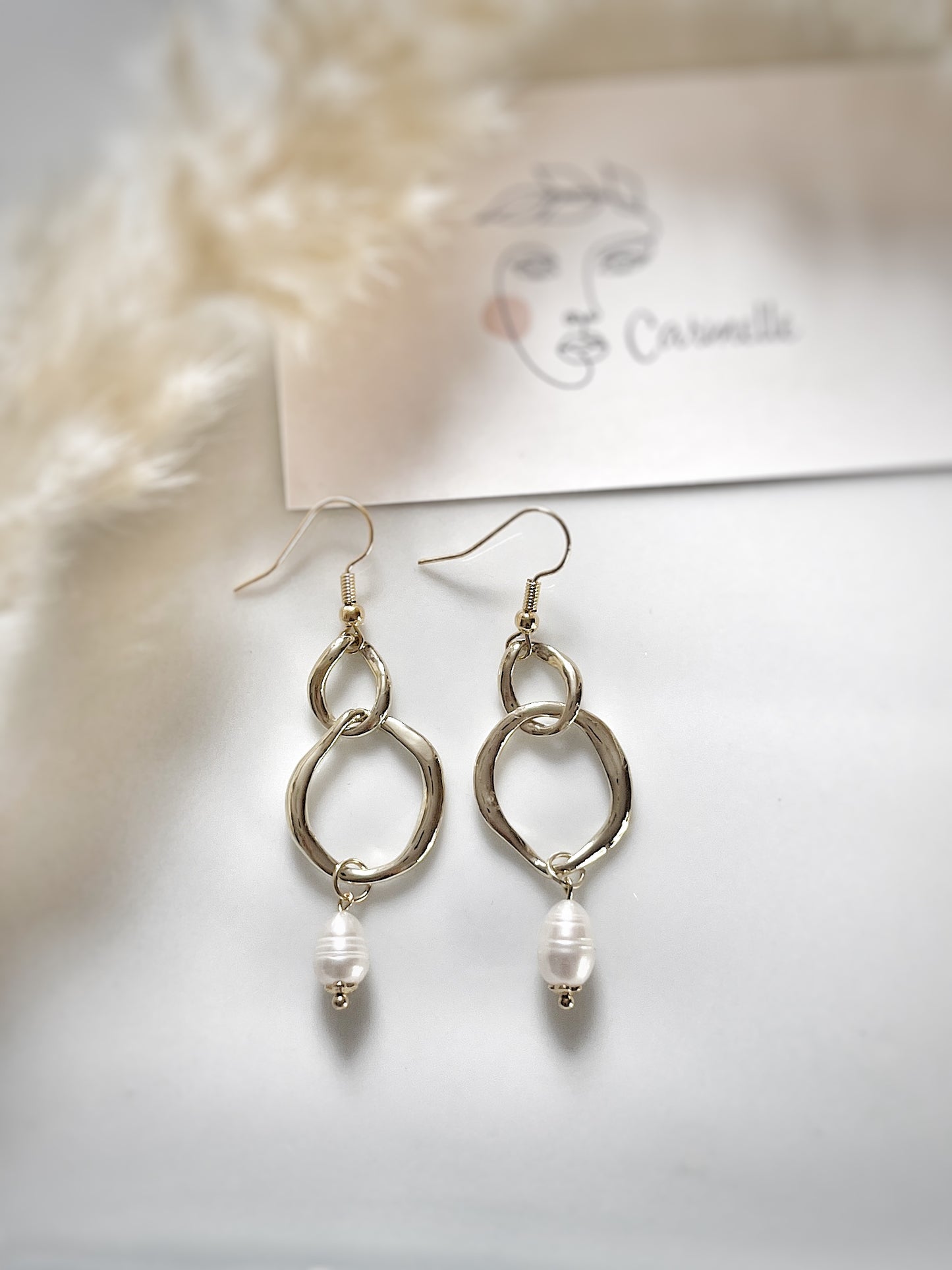 Boucles d’oreilles chic avec perles de culture.