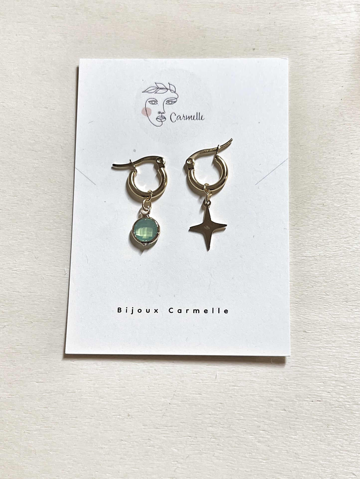 Boucles d’oreilles dépareillées en acier inoxydable avec étoile et pierre de verre turquoise.