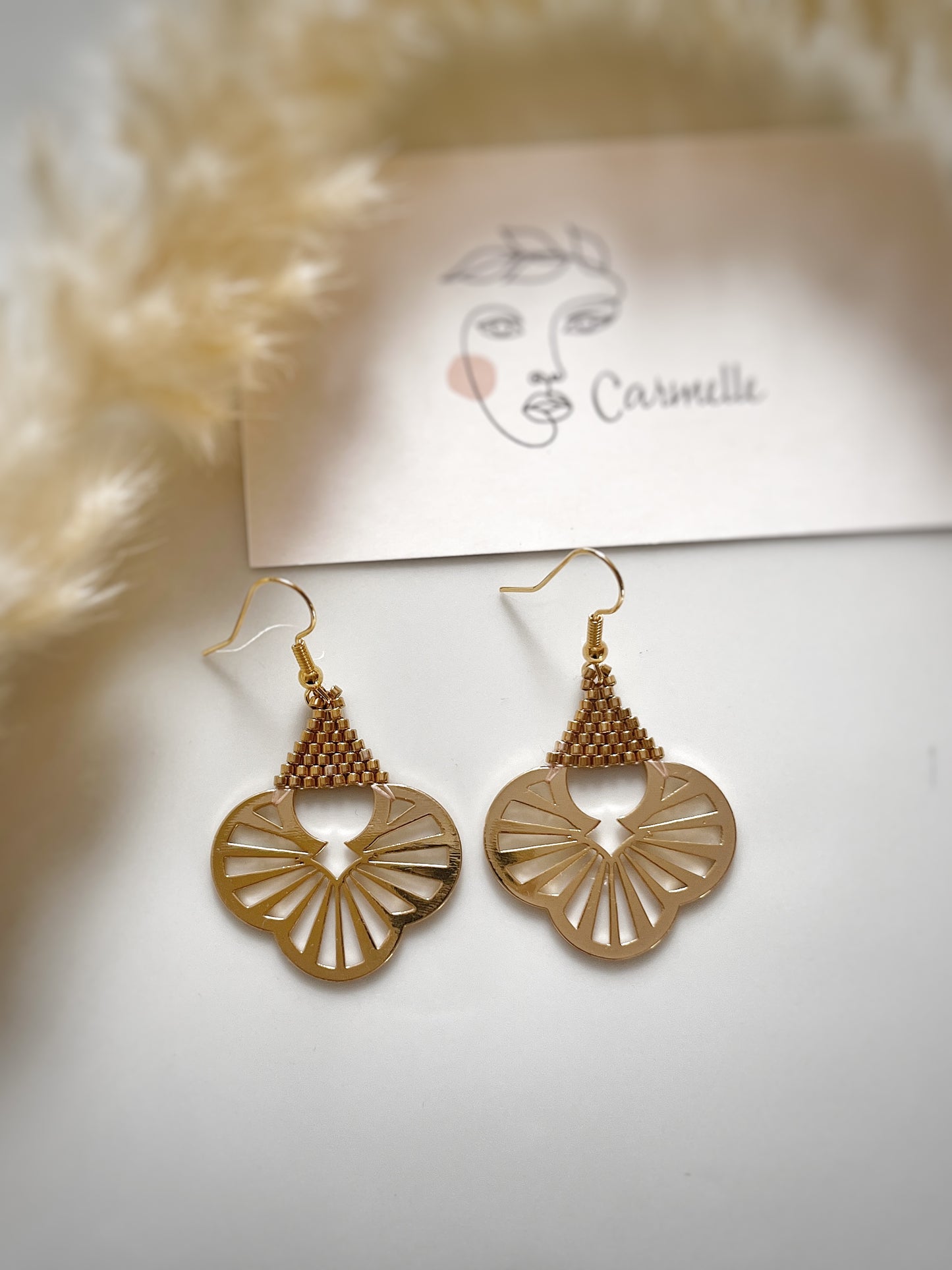 Boucle d’oreille style ethnique en perle de verre.
