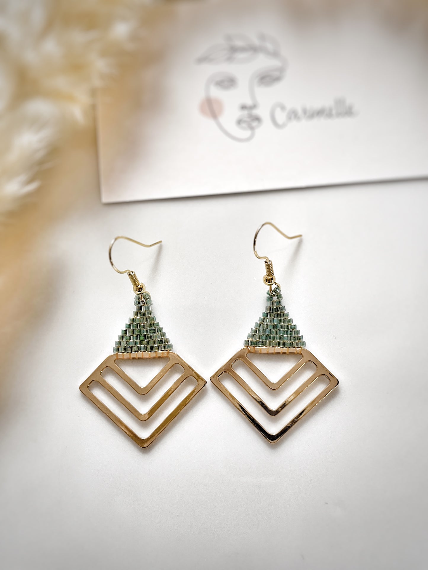 Boucle d’oreille géométriques en perles de verre.
