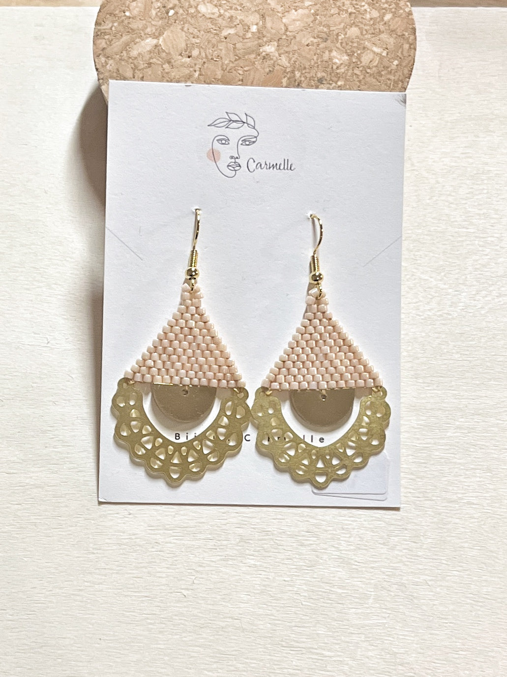 Boucles d’oreilles romantiques et bohèmes en laiton avec perles de verre.