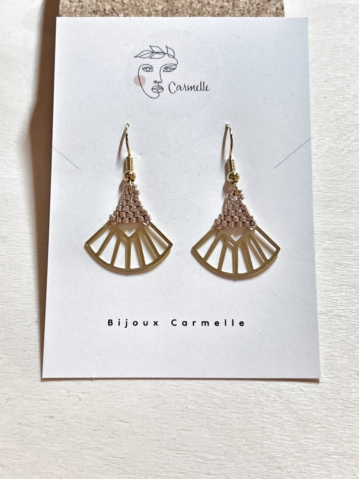 Boucles d’oreilles ethniques et bohèmes.
