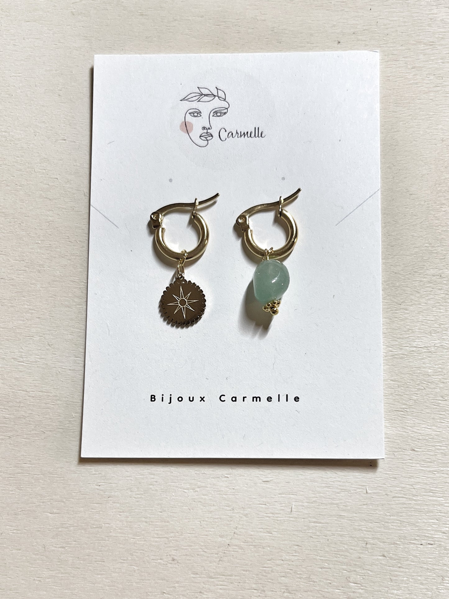 Mix and match. Boucles d’oreilles asymétriques en acier inoxydable avec aventurine et soleil gravé