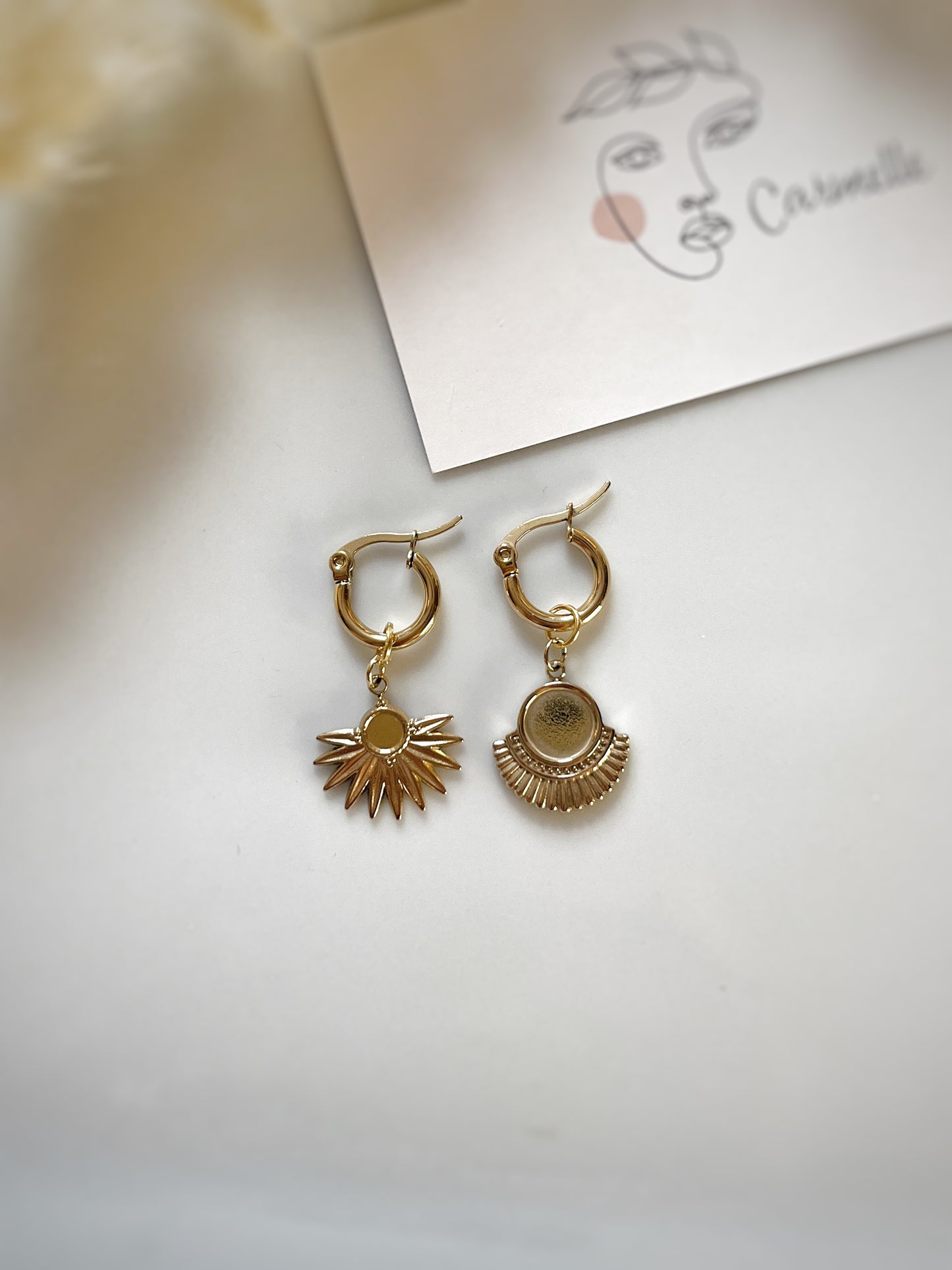 Boucles d’oreilles asymétriques, mix and match en acier inoxydable.