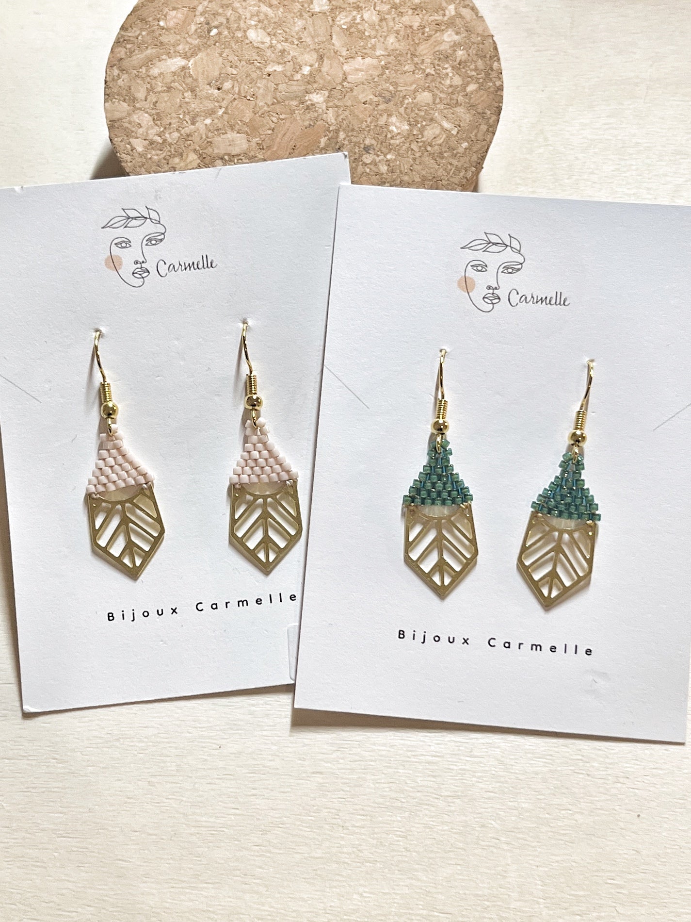 Boucles d’oreilles petites feuilles en perles de verre.