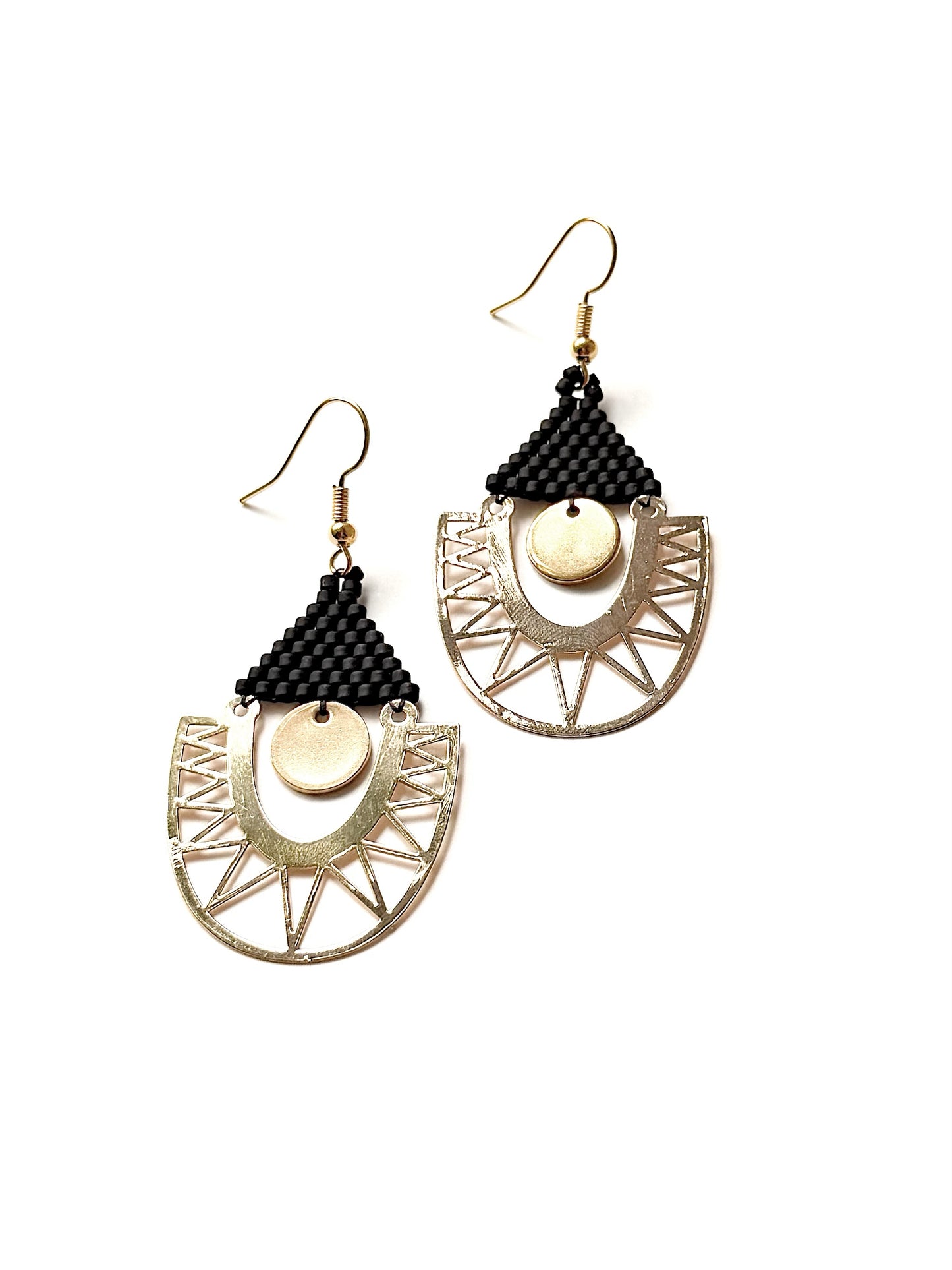 Boucles d’oreilles ethniques et bohèmes.