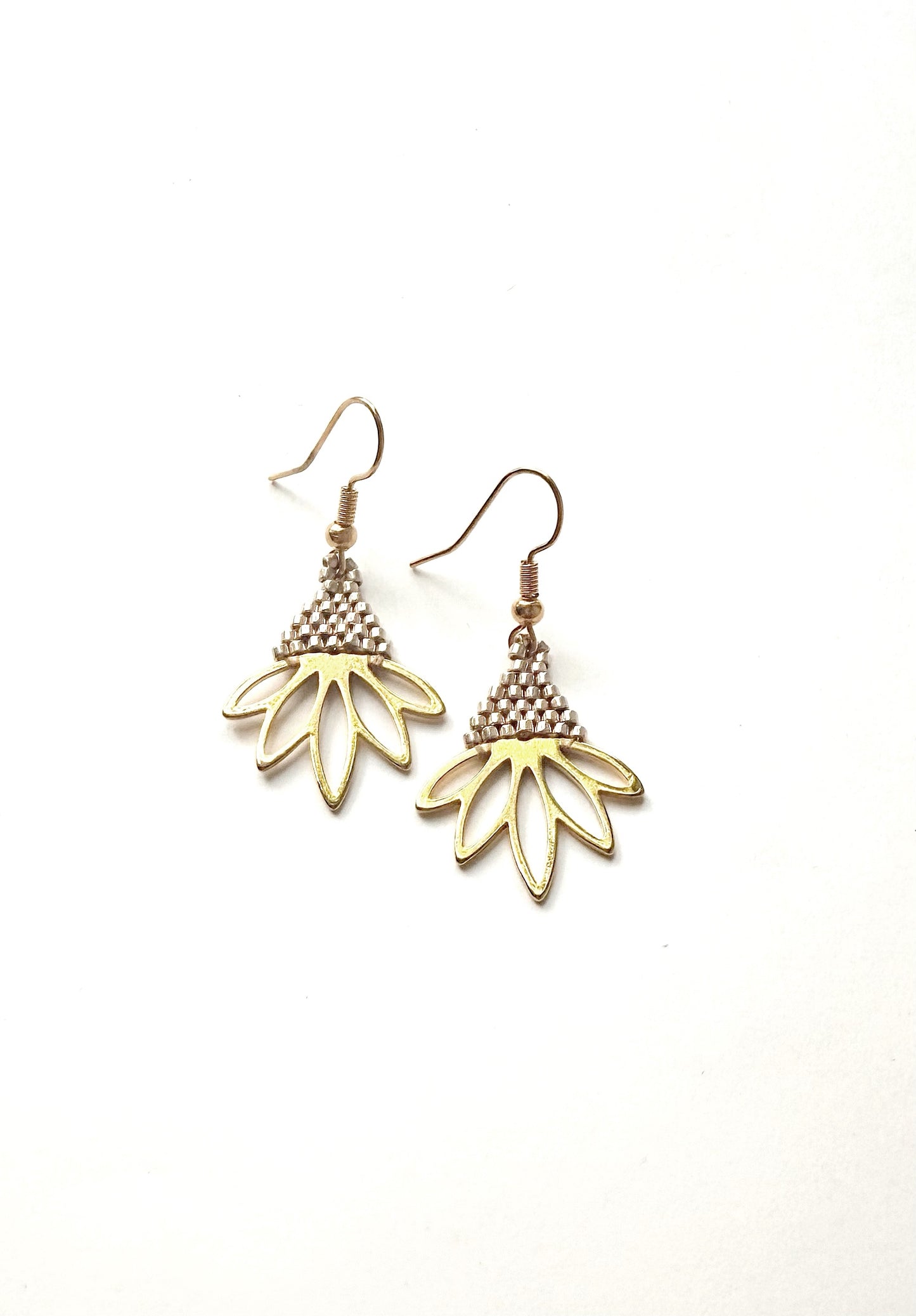 Boucles d’oreilles fleurs en perles de verre Miyuki et plaqué or 18 carats.