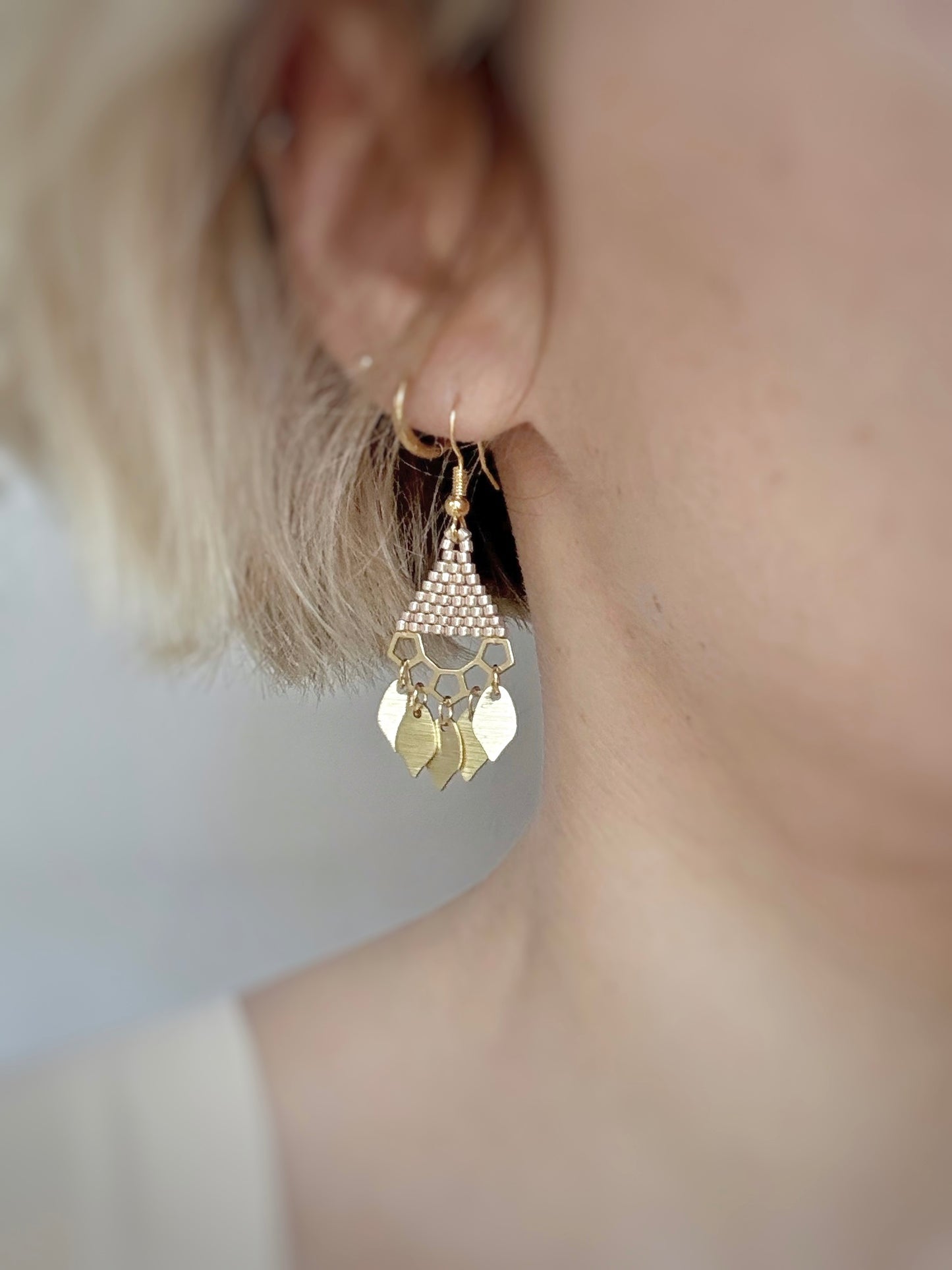 Boucles d’oreilles bohèmes élégantes.