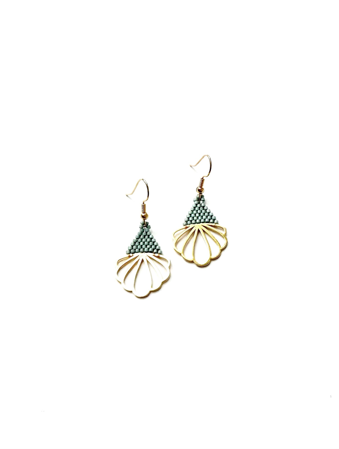 Boucles d'oreilles coquillages en perles de verre miyuki.