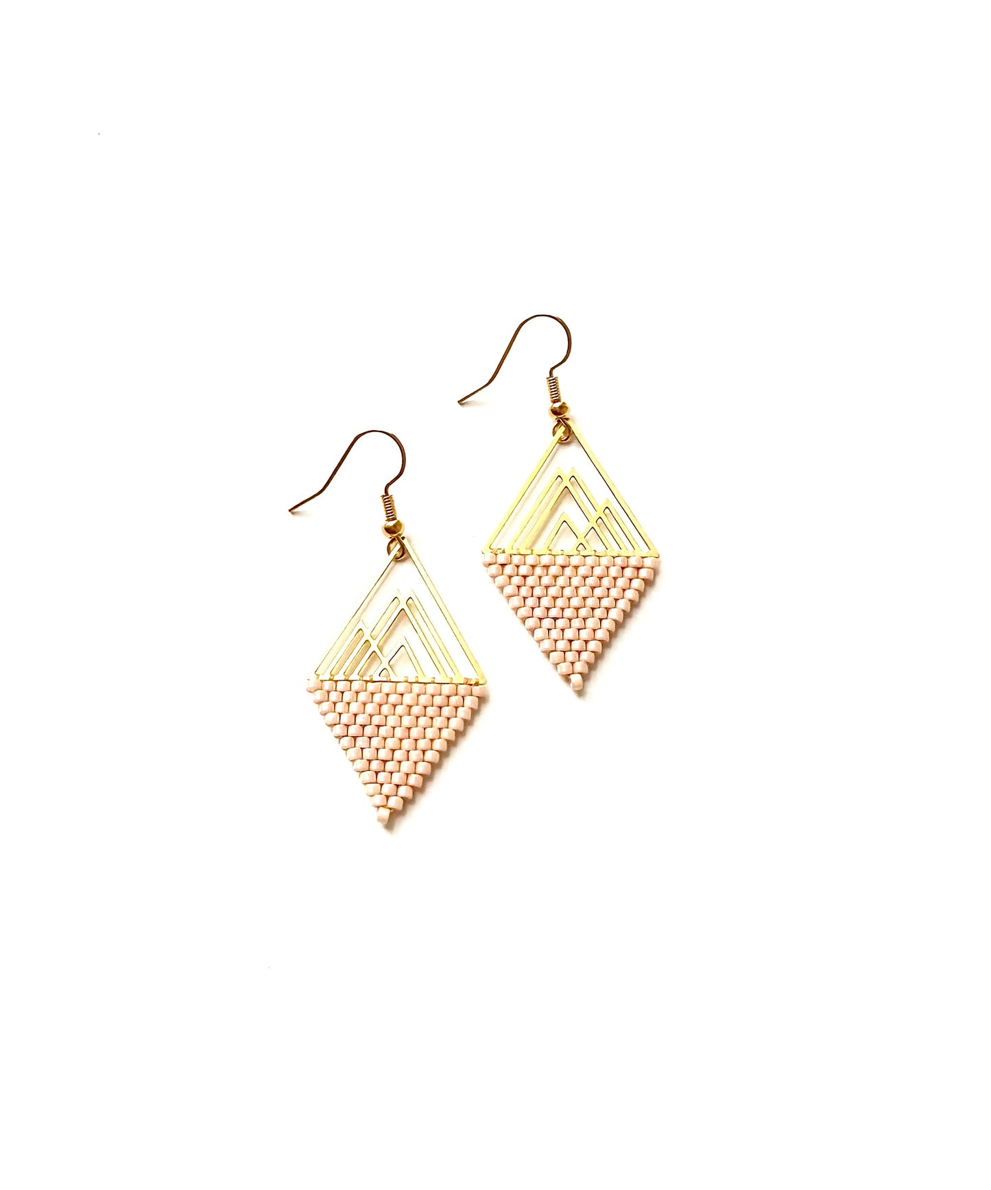 Boucles d’oreilles géométriques en perles de verre.