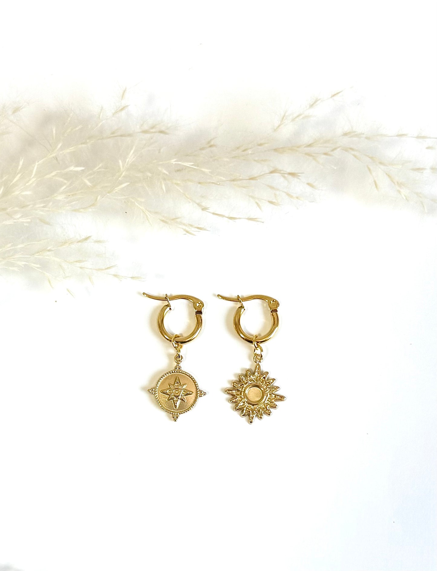 Boucles d’oreille dépareillées en acier inoxydable argenté avec soleil. Mix and match.