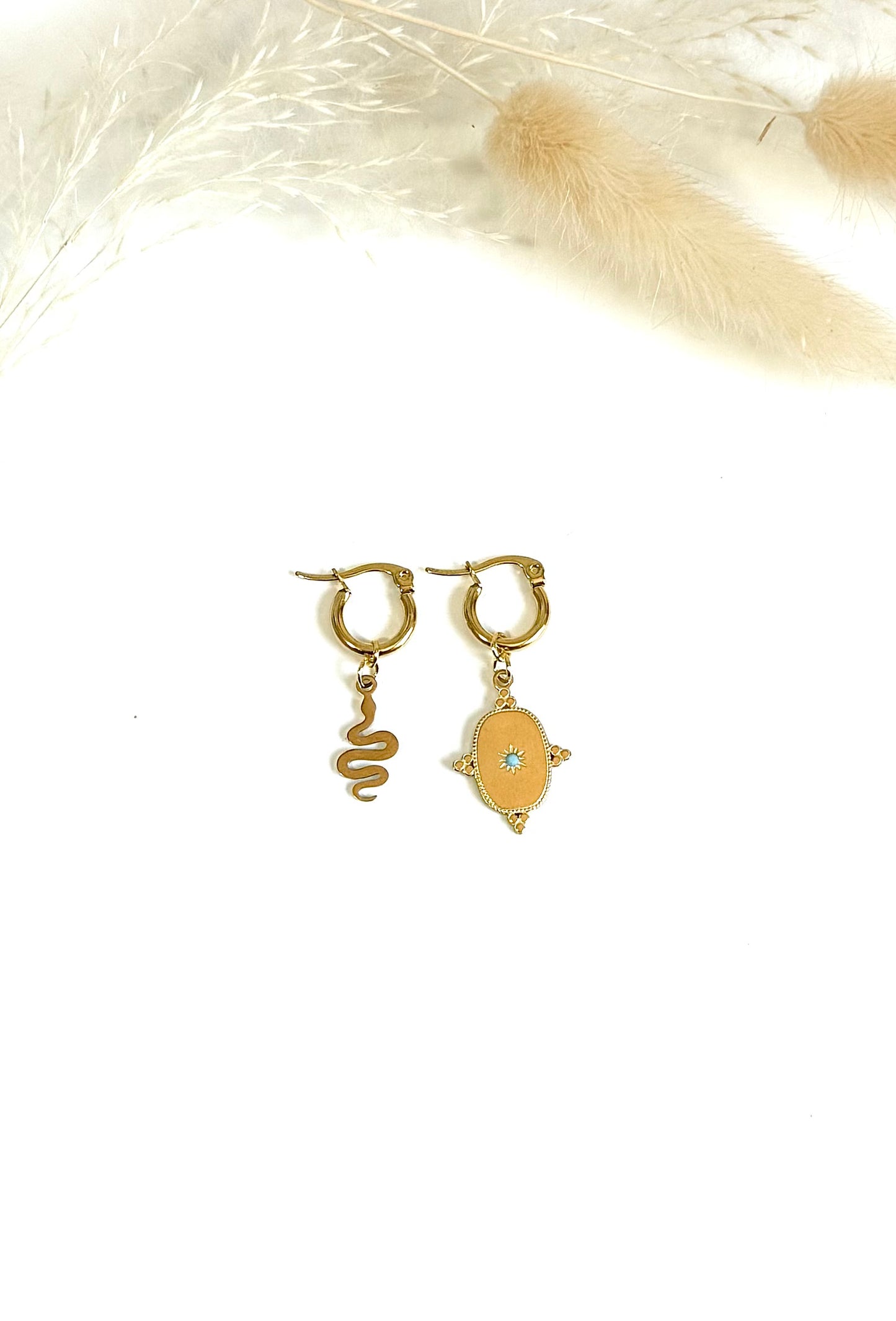 Boucles d’oreille dépareillées en acier inoxydable argenté avec soleil. Mix and match.