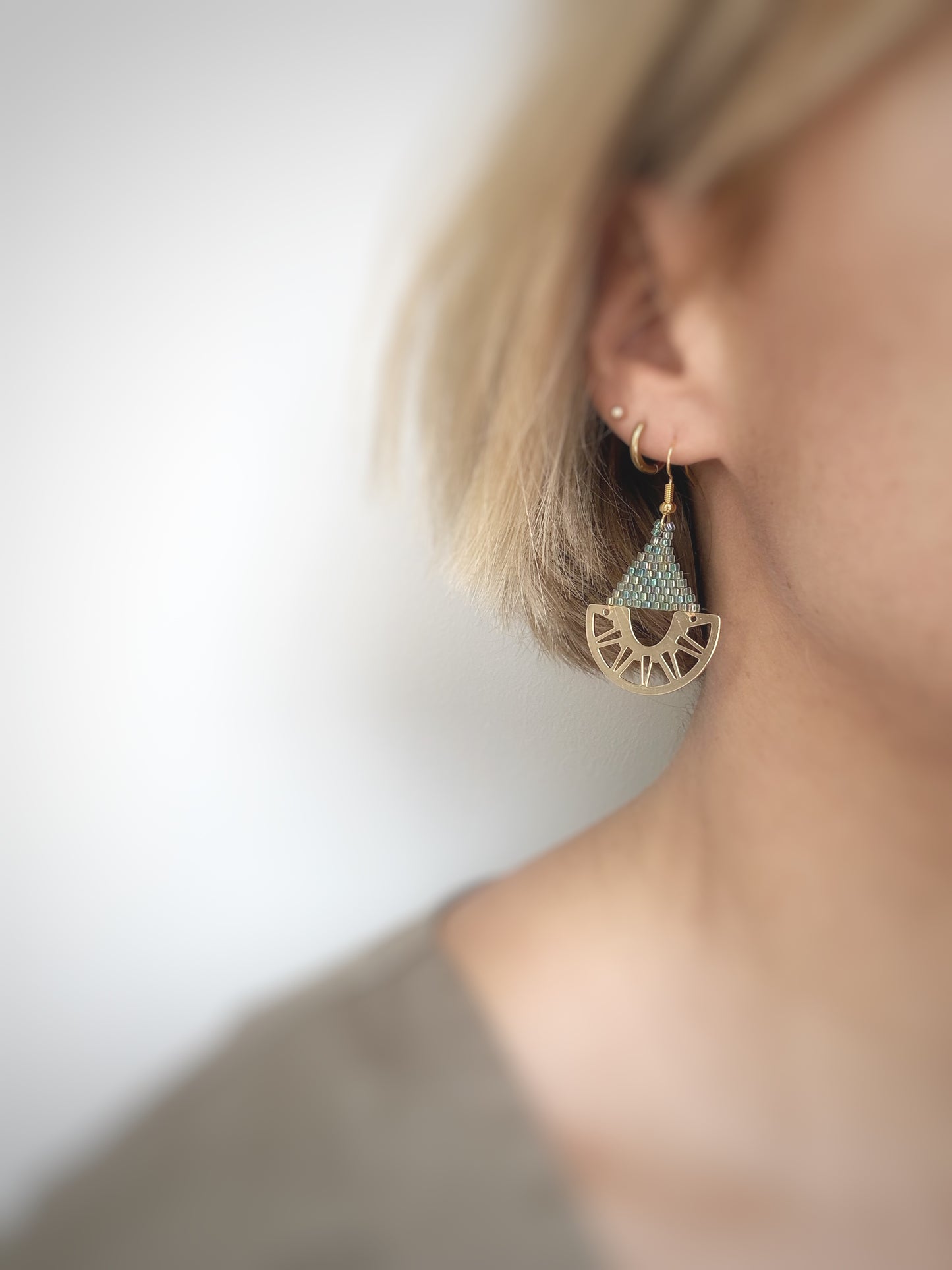 Boucles d’oreilles ethniques en acier inoxydable et perles de verre.