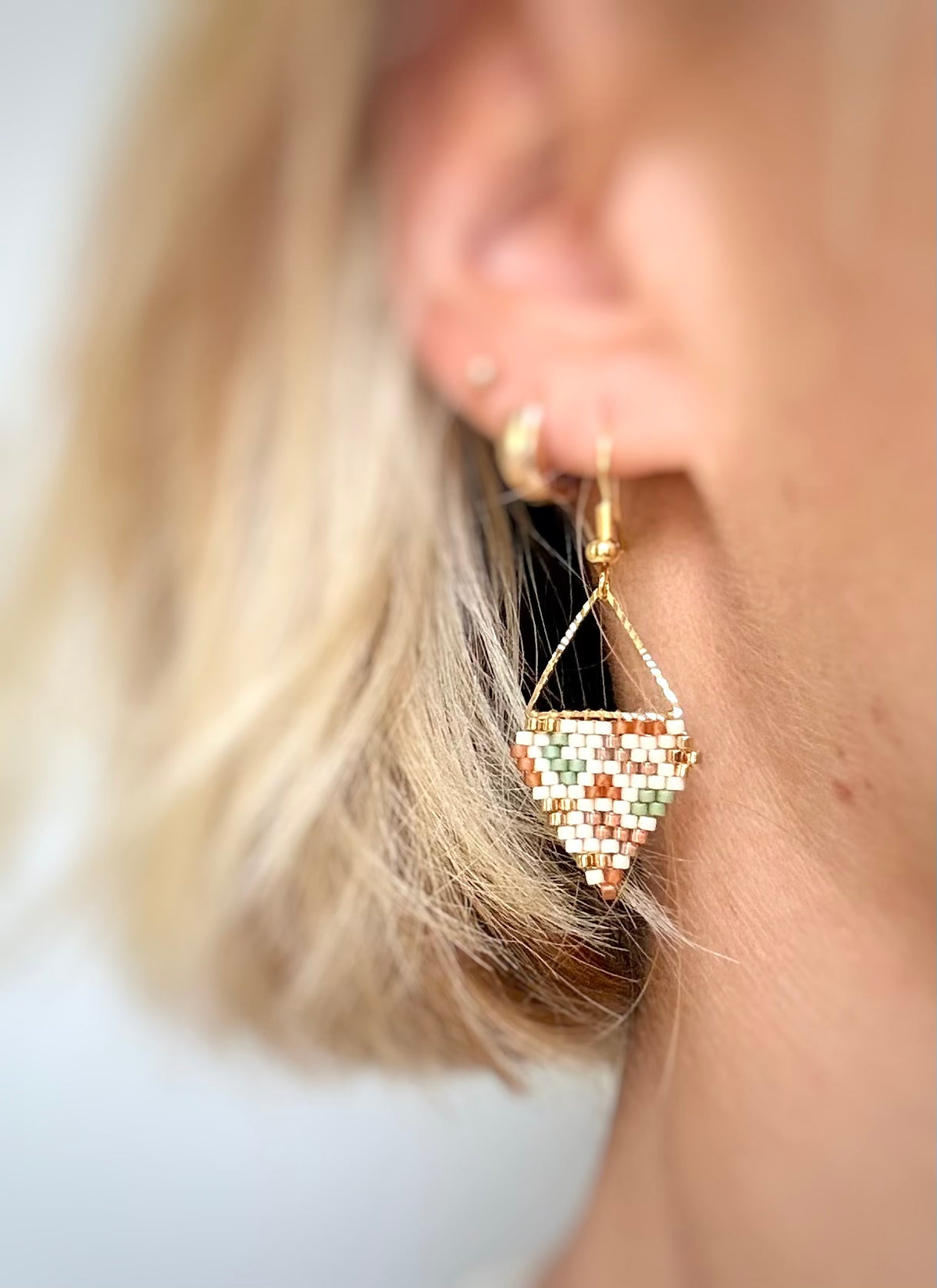 Boucles d’oreilles multicolores, au motif terrazzo, en perles de verres miyuki.