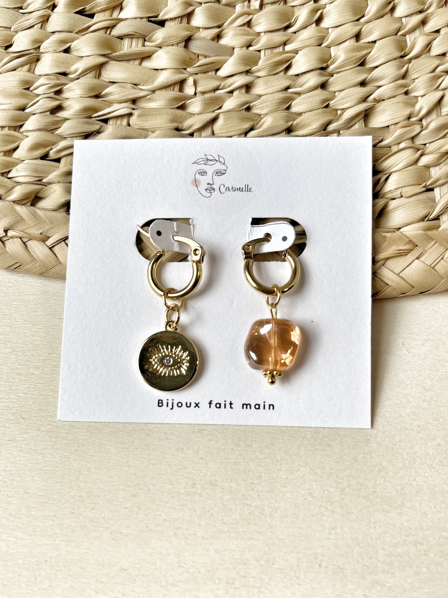 Boucles d’oreilles asymétriques en acier inoxydable avec œil et pierre de verre pêche.