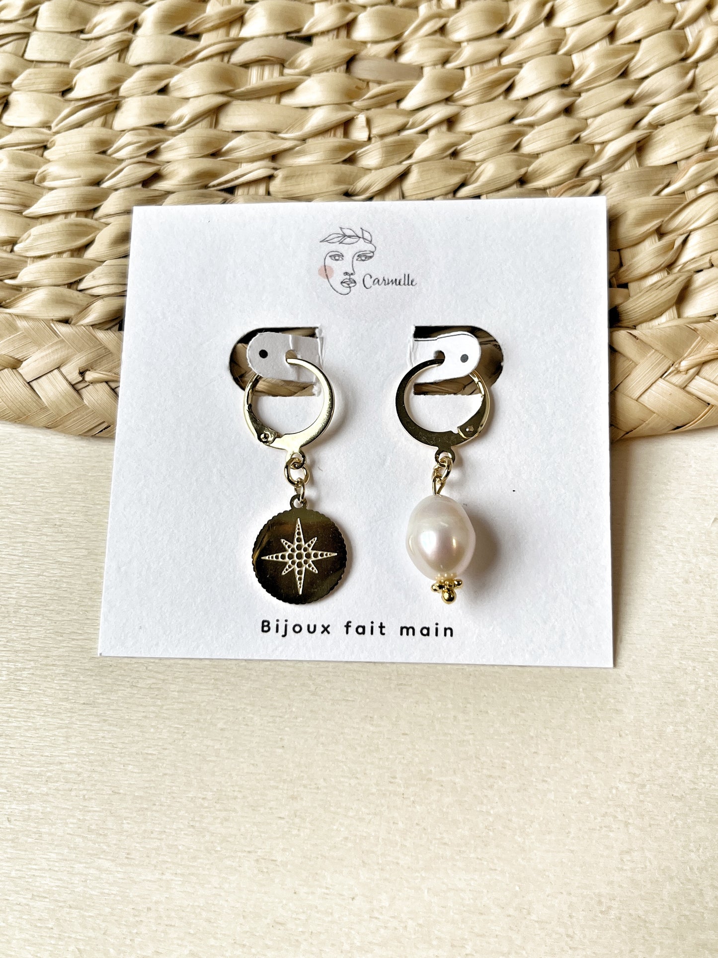 Boucles d’oreilles asymétriques en acier inoxydable avec étoile du Nord et perle d’eau douce.