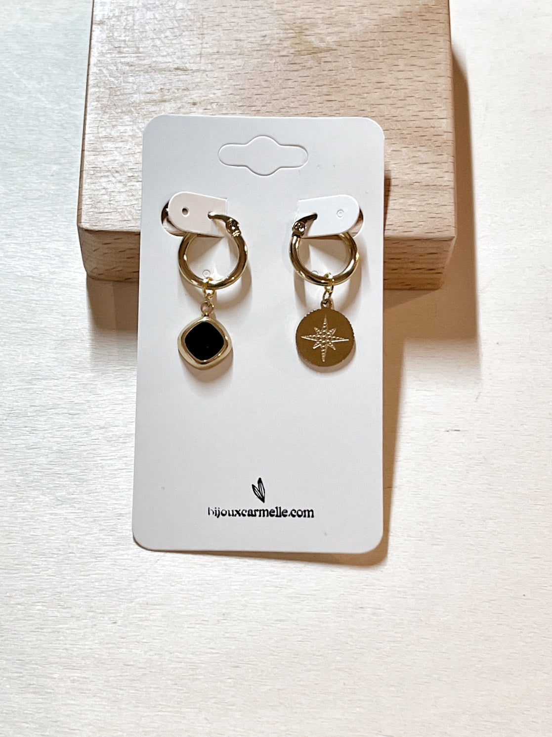 Mix and match. Boucles d'oreilles asymétriques en acier inoxydable avec tourmaline noire.