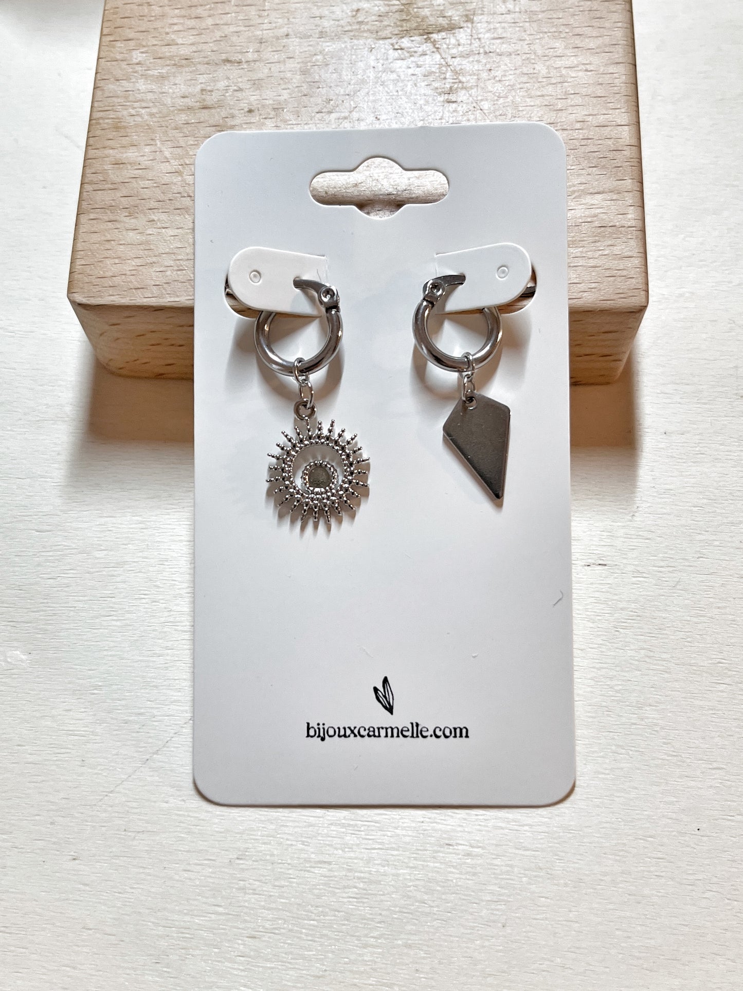 Boucles d’oreilles asymétriques en acier inoxydable argenté avec soleil.