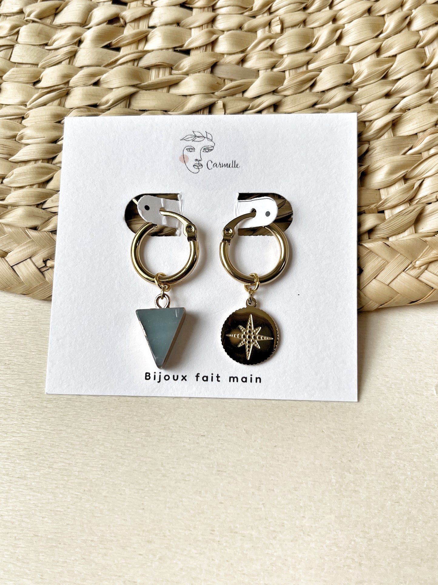 Mix and match. Boucles d’oreilles asymétriques en acier inoxydable avec étoile du Nord et aventurine.