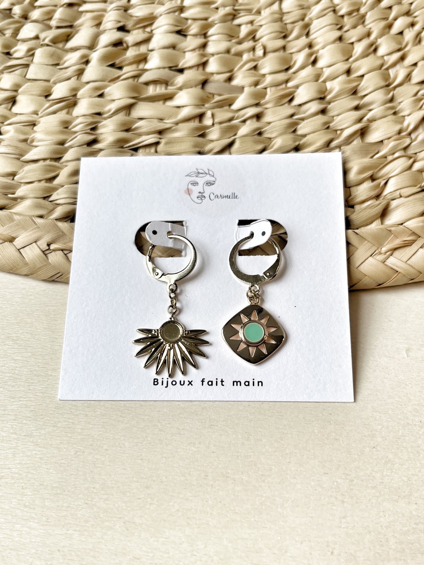 Boucles d’oreilles asymétriques en acier inoxydable avec demi-soleil et soleil bleu.