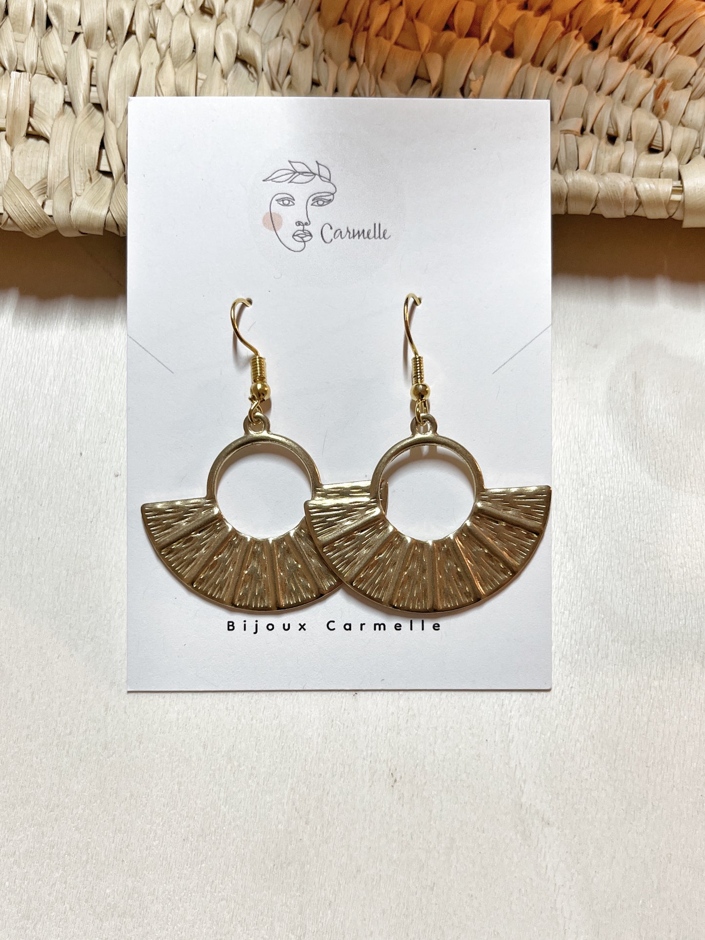 Bijoux Carmelle. Boucles d'oreilles bohème chic fait à la main.