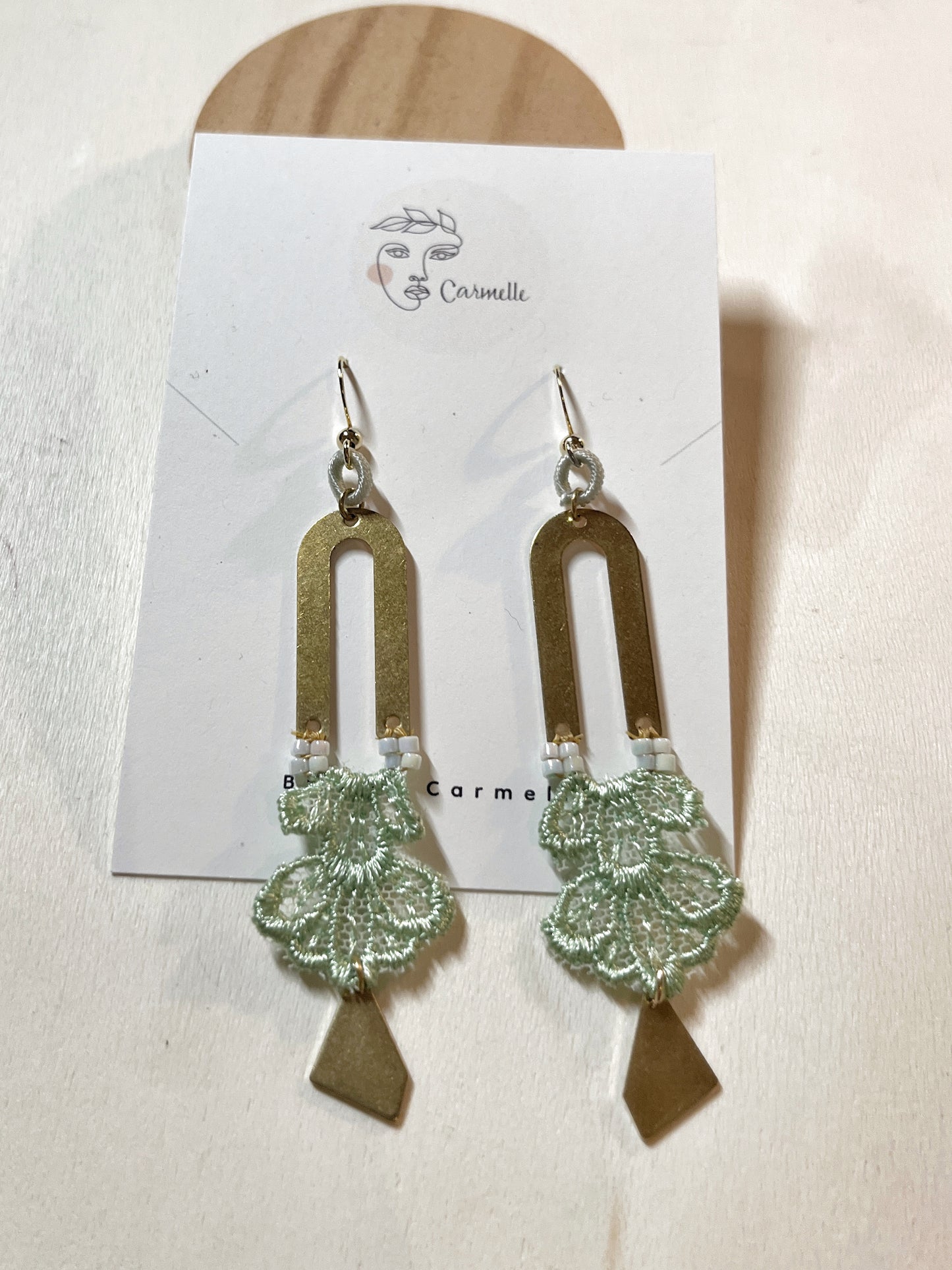 Bijoux Carmelle. Boucles d'oreilles bohème chic fait à la main.
