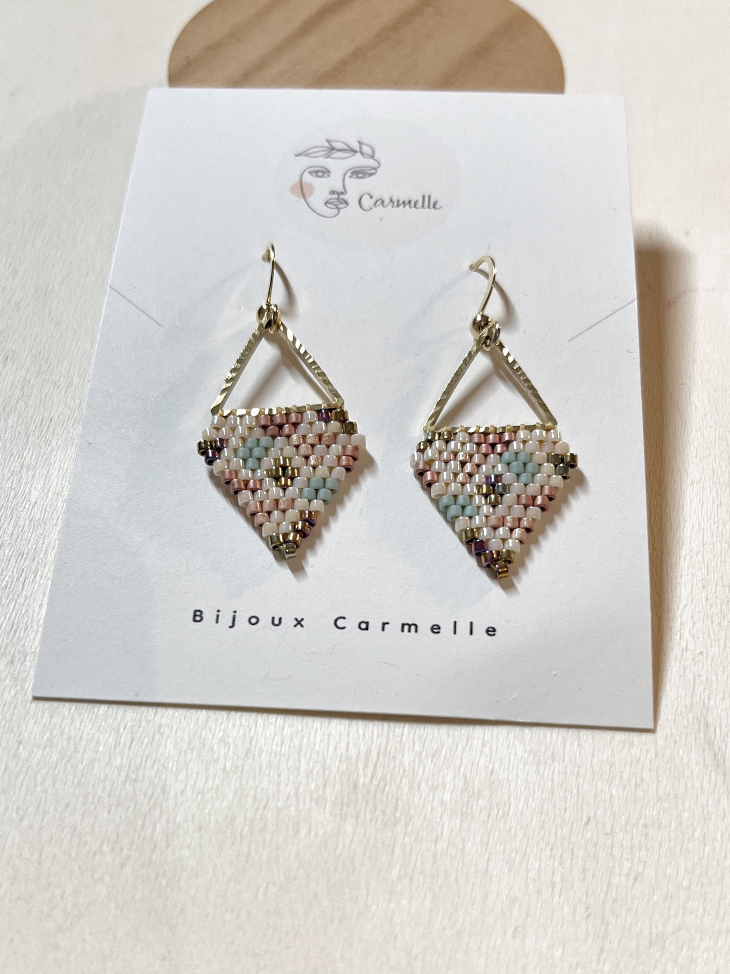 Bijoux Carmelle - Boucles d'oreilles artisanales en billes de verre style multicolores style Boho chic fait à la main