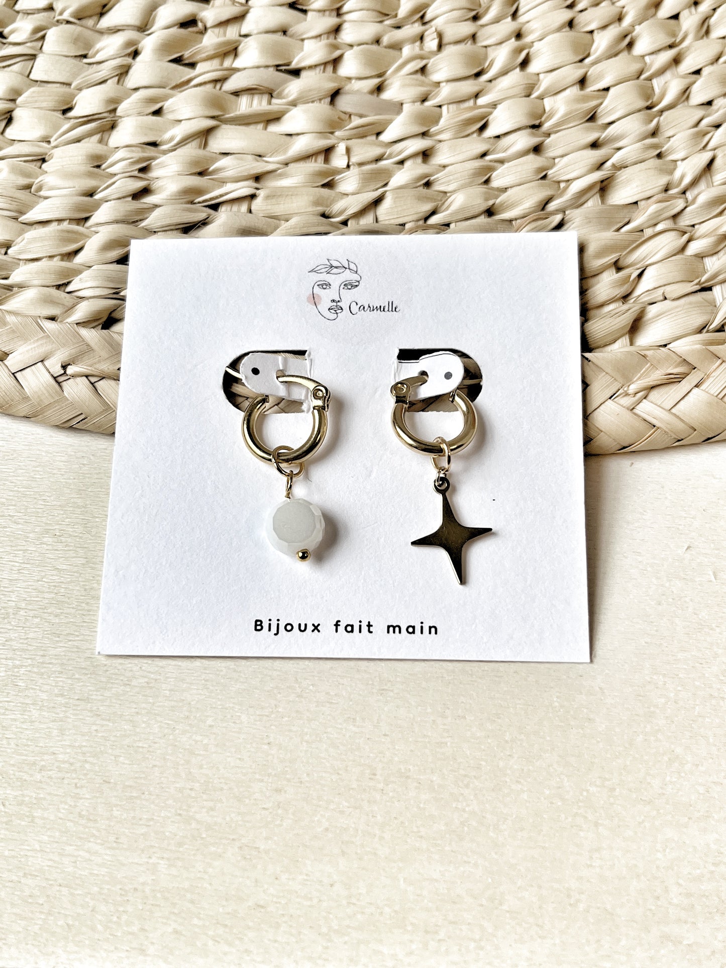 Boucles d’oreilles asymétriques en acier inoxydable avec perle de verre et étoile. Mix & Match