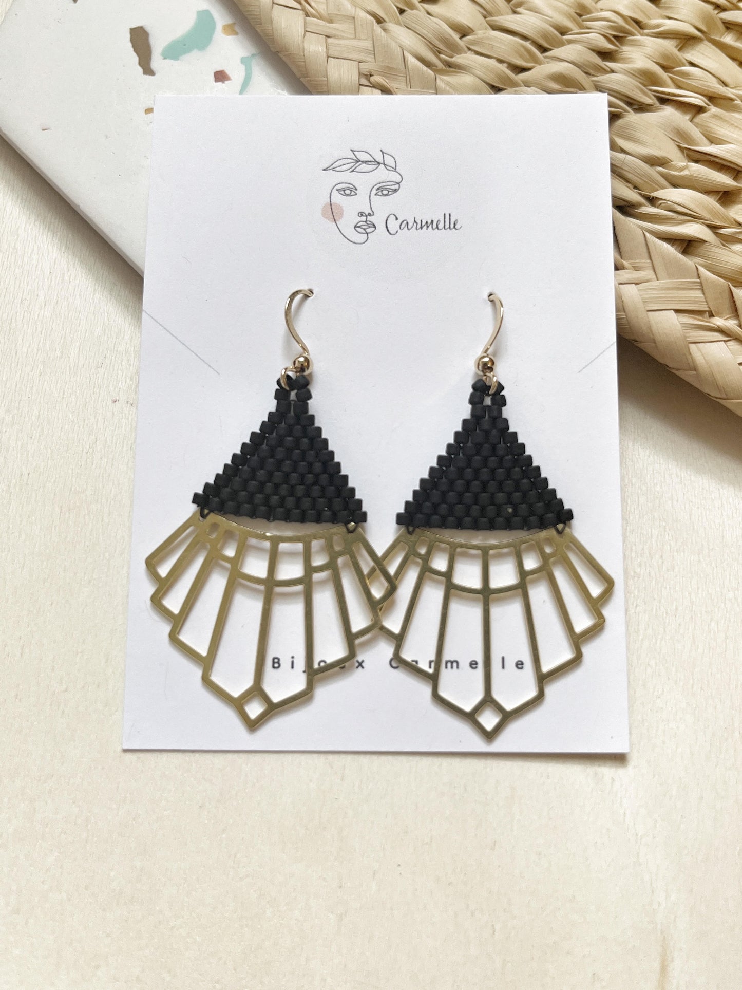 Boucles d’oreilles style vintages en perles de verre.