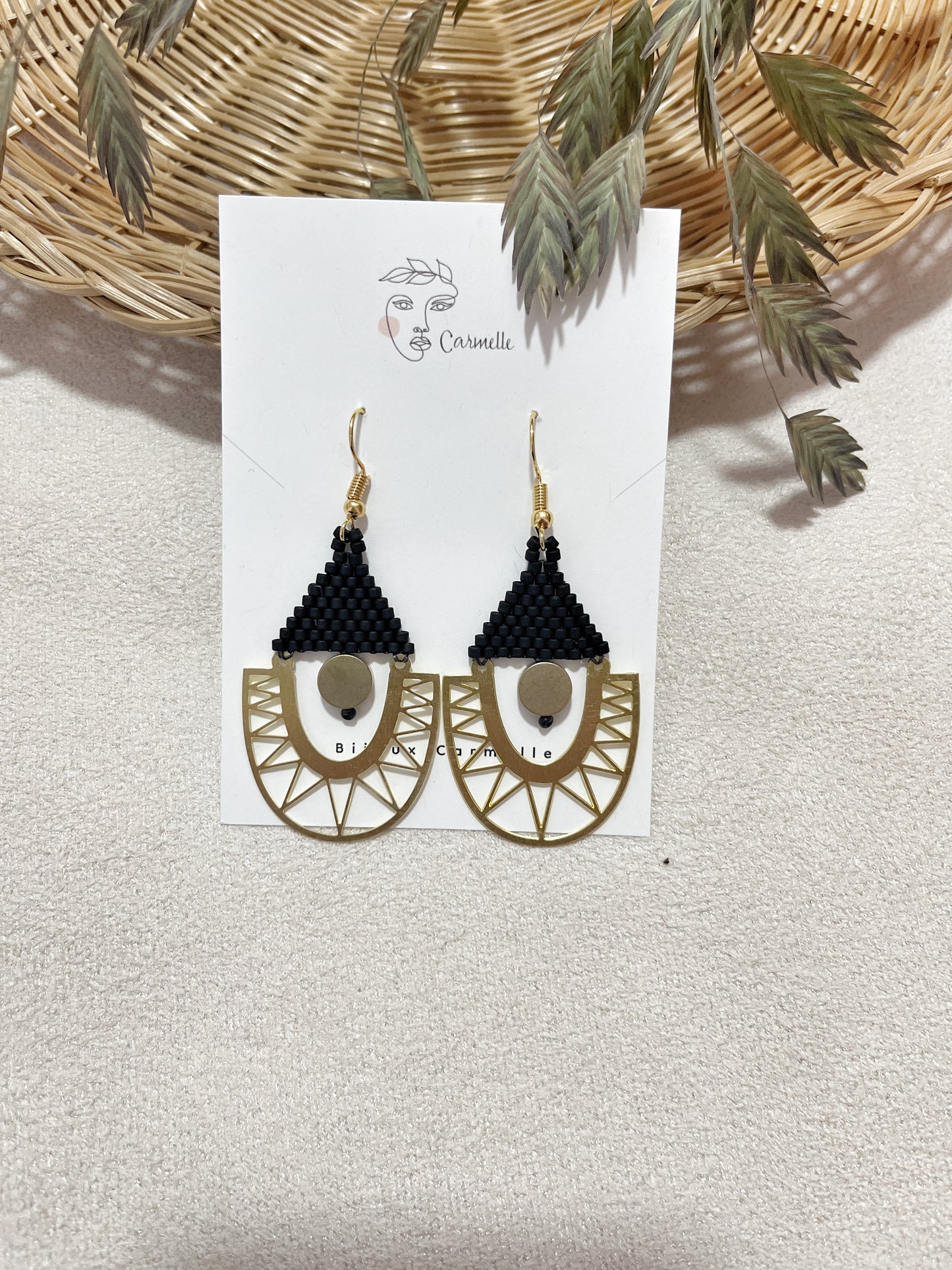 Boucles d’oreilles ethniques et bohèmes.