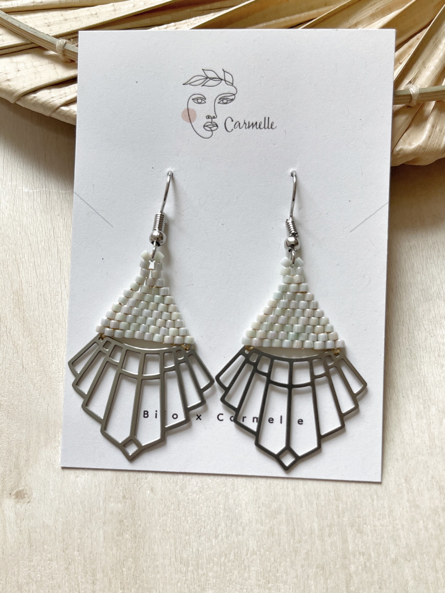 Boucles d’oreilles style vintage en perles de verre et acier inoxydable.