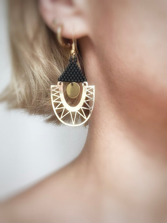 Boucles d’oreilles ethniques et bohèmes.