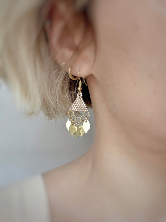 Boucles d’oreilles bohèmes élégantes.