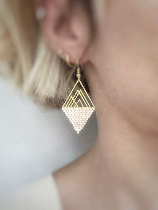 Boucles d’oreilles géométriques en perles de verre.
