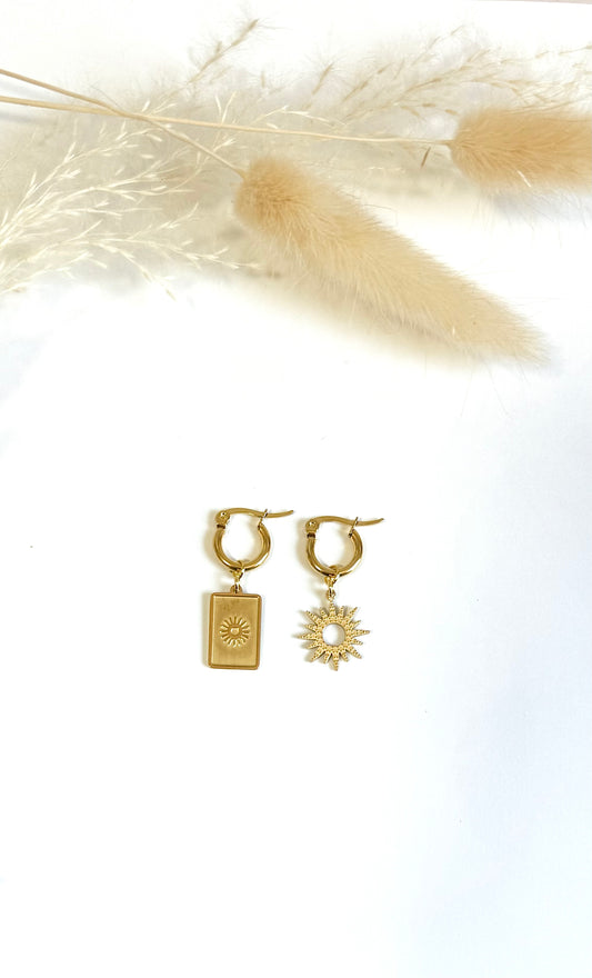 Boucles d’oreille dépareillées en acier inoxydable argenté avec soleil. Mix and match.