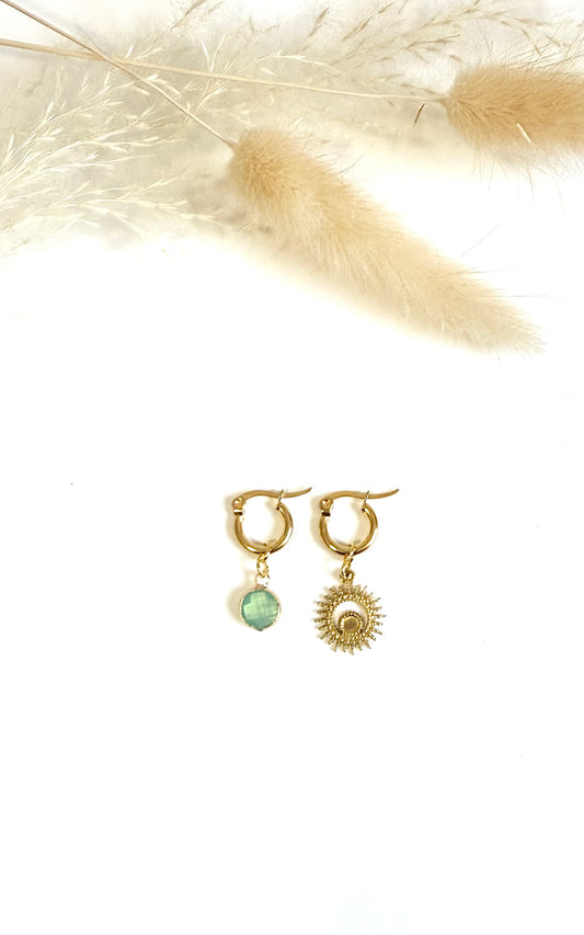 Boucles d’oreille dépareillées en acier inoxydable argenté avec soleil. Mix and match.