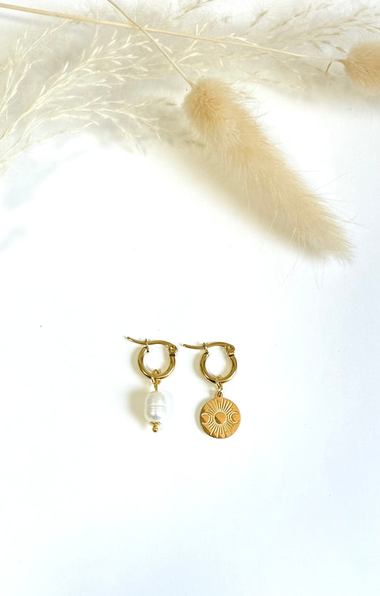 Boucles d’oreille dépareillées en acier inoxydable argenté avec soleil. Mix and match.