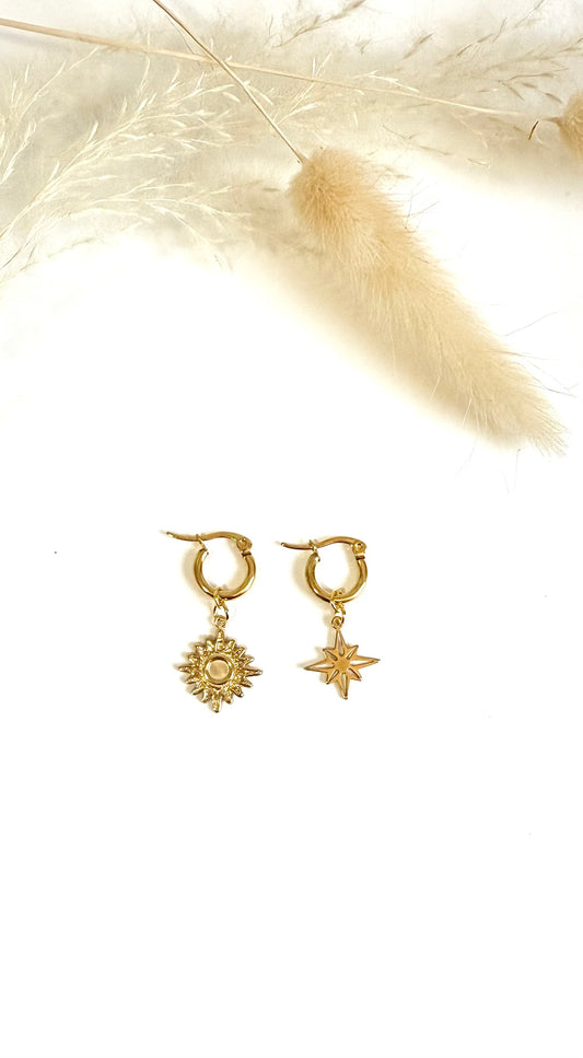 Boucles d’oreille dépareillées en acier inoxydable argenté avec soleil. Mix and match.
